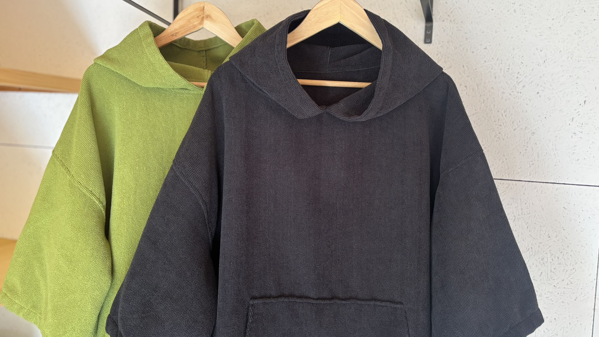 ・【サウナポンチョ】ポンチョの他に屋外移動用サンダル、バスタオルのご用意もしております