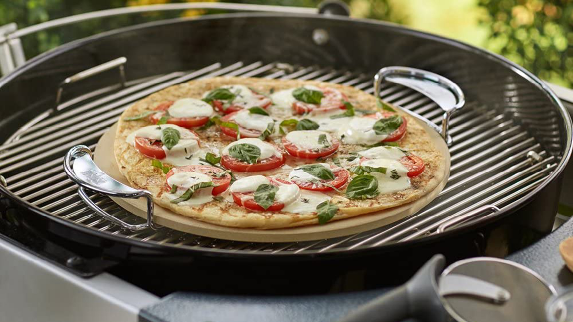 ・【ピザストーン】Weber BBQコンロの中で利用すると、pizzaがとても香ばしく焼けます