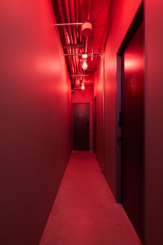 赤色灯の廊下