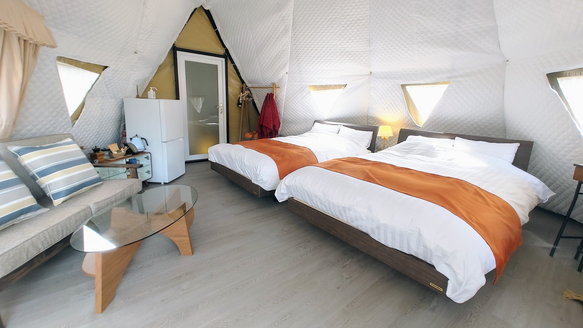 全3テントしかないインディアン風ティピーテントのベッド2台のテント。ベッドくっつけられます