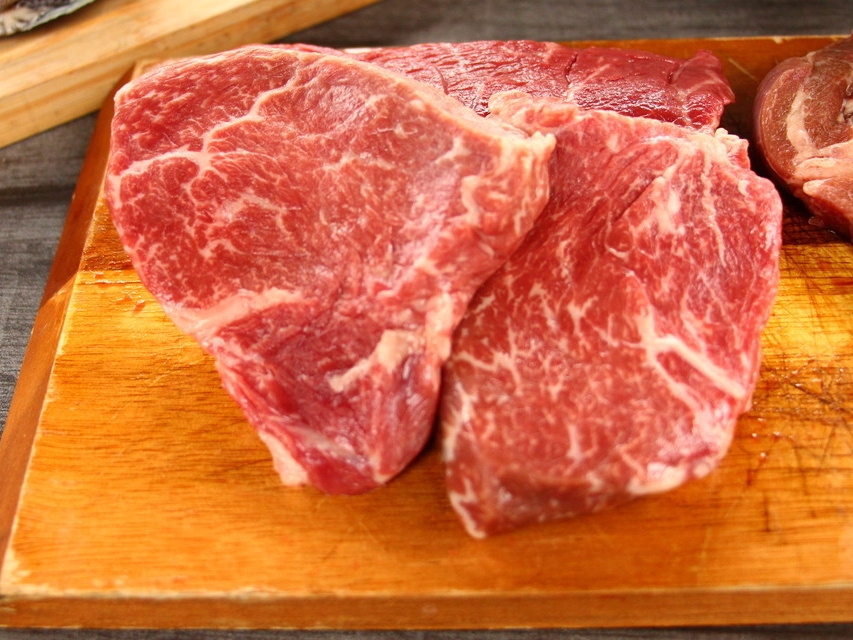 【定番人気】国産牛熟成肉＆ブイヤベース魚介鍋をテント前で！グランピング宿泊2食付（11月〜3月）