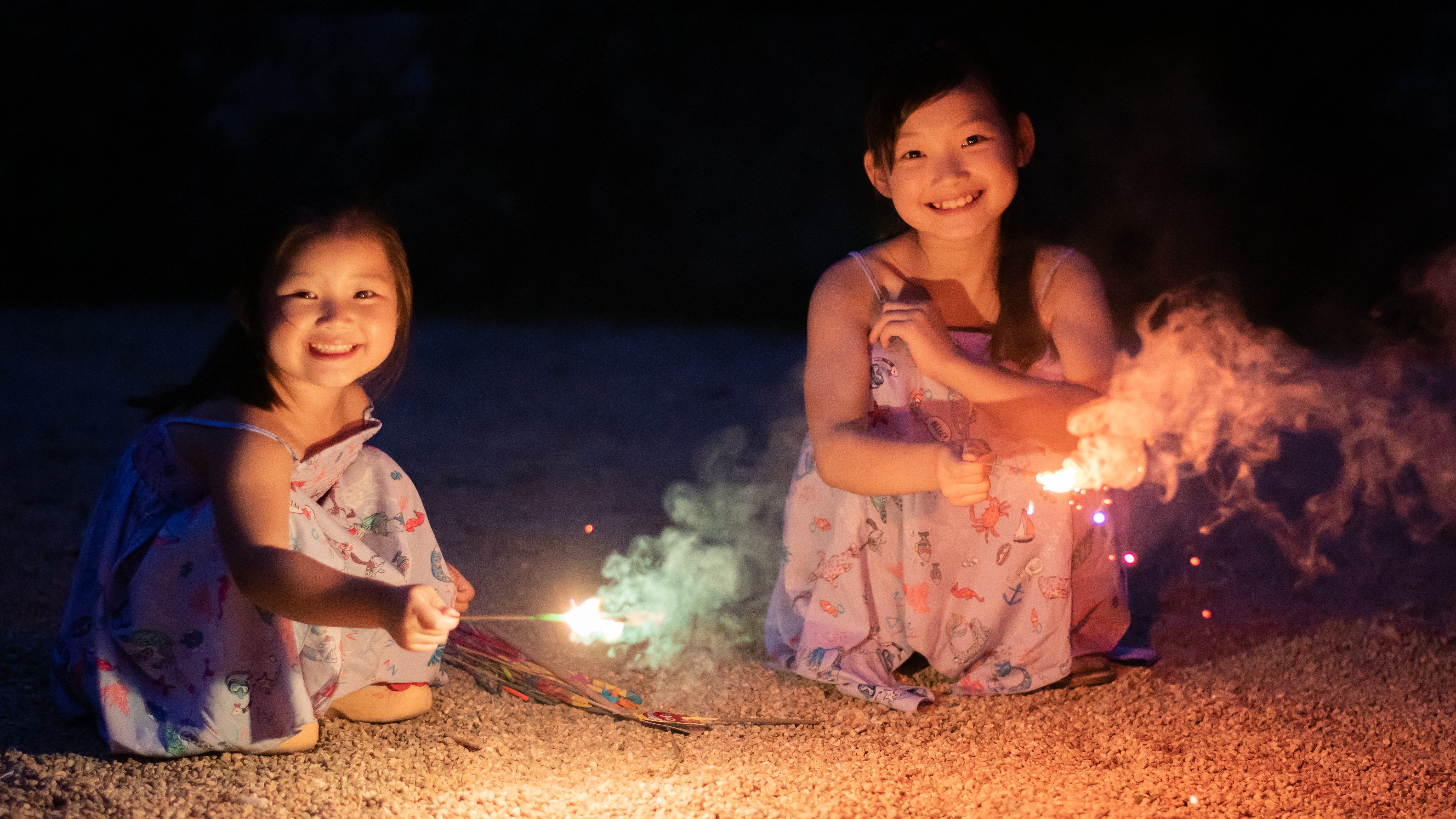 グランピングの夕食バーベキュー後に花火を楽しんでみませんか？花火販売もあります
