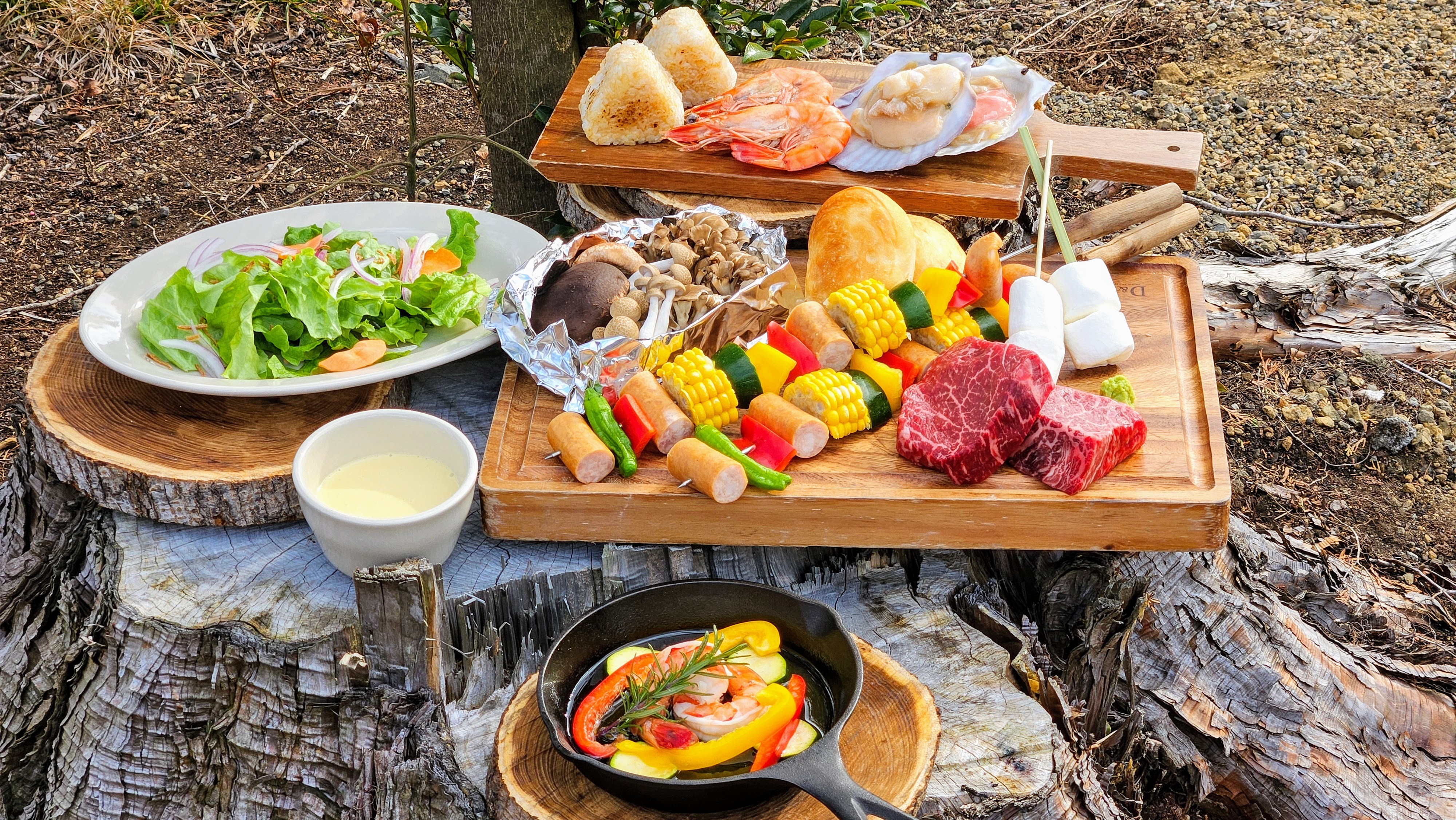 （写真は2人分）宿泊2日目はテント前で国産牛熟成ランプ肉をメインとしたリッチBBQを