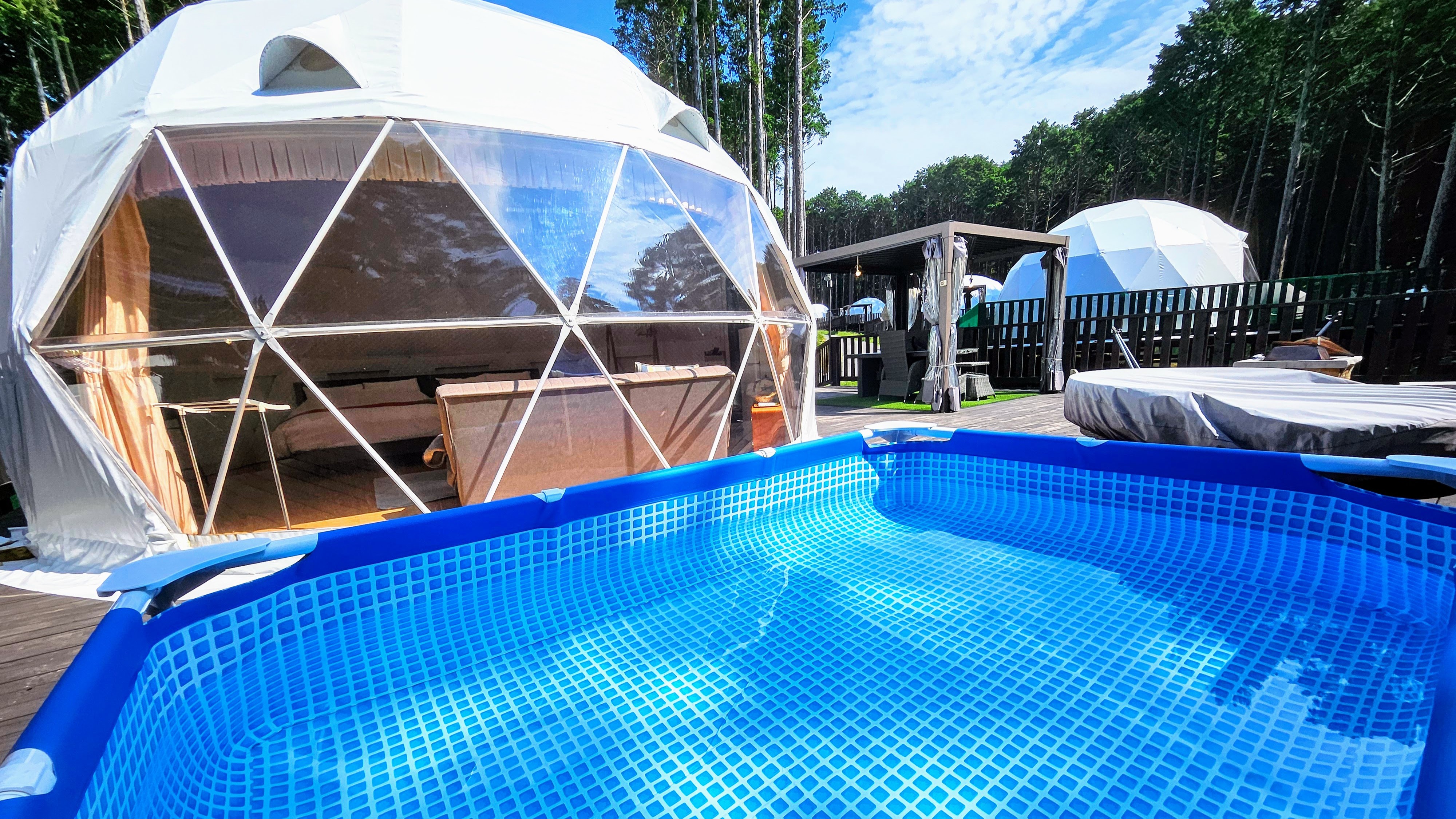 テントのあるウッドデッキにプールがおかれていて、滞在中は自由に使えるテントが登場です