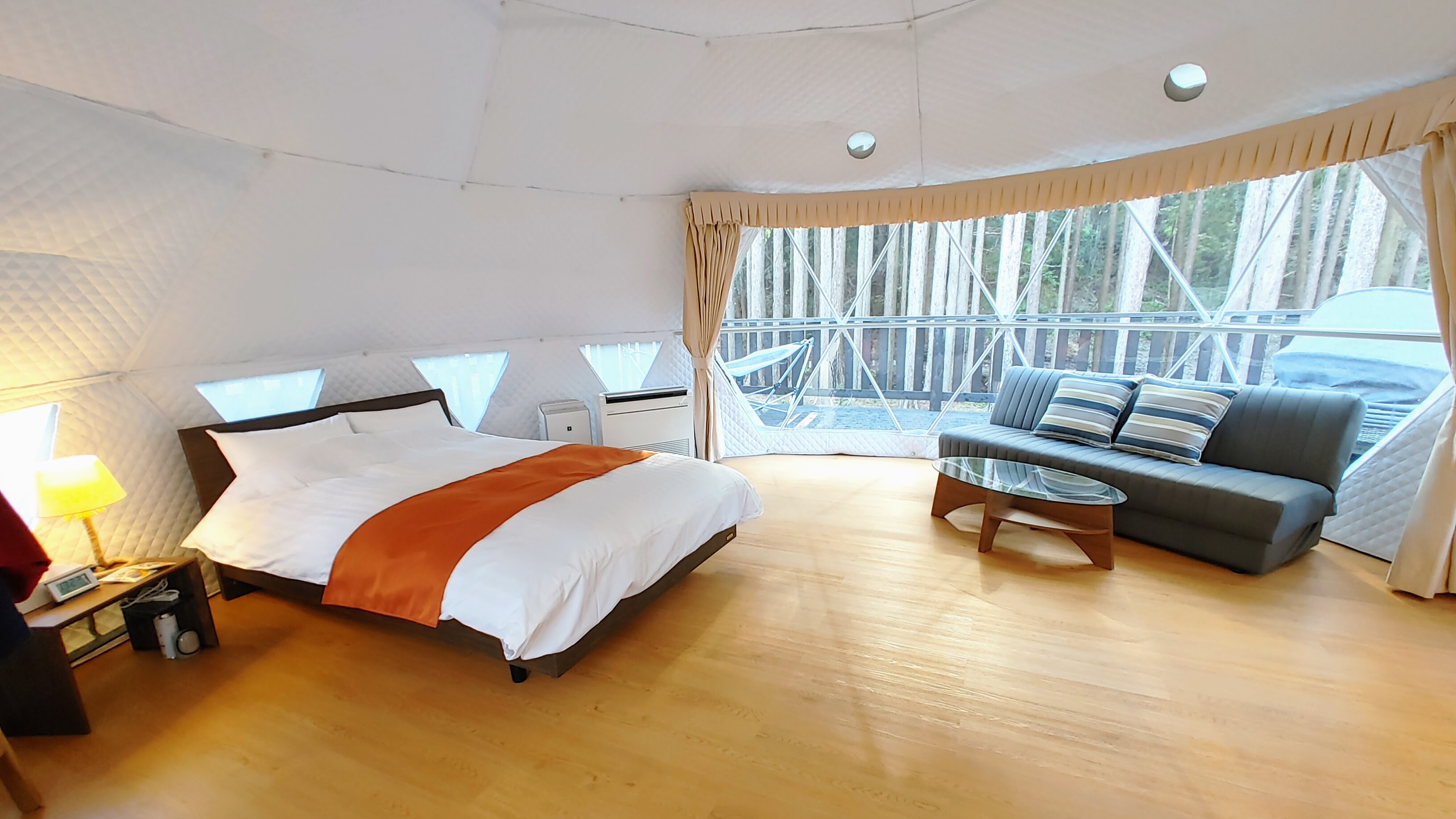 2つしかないベッド1台のテントは室内広々と使えます。スーツケース広げてもまだ余裕程度の広さあり