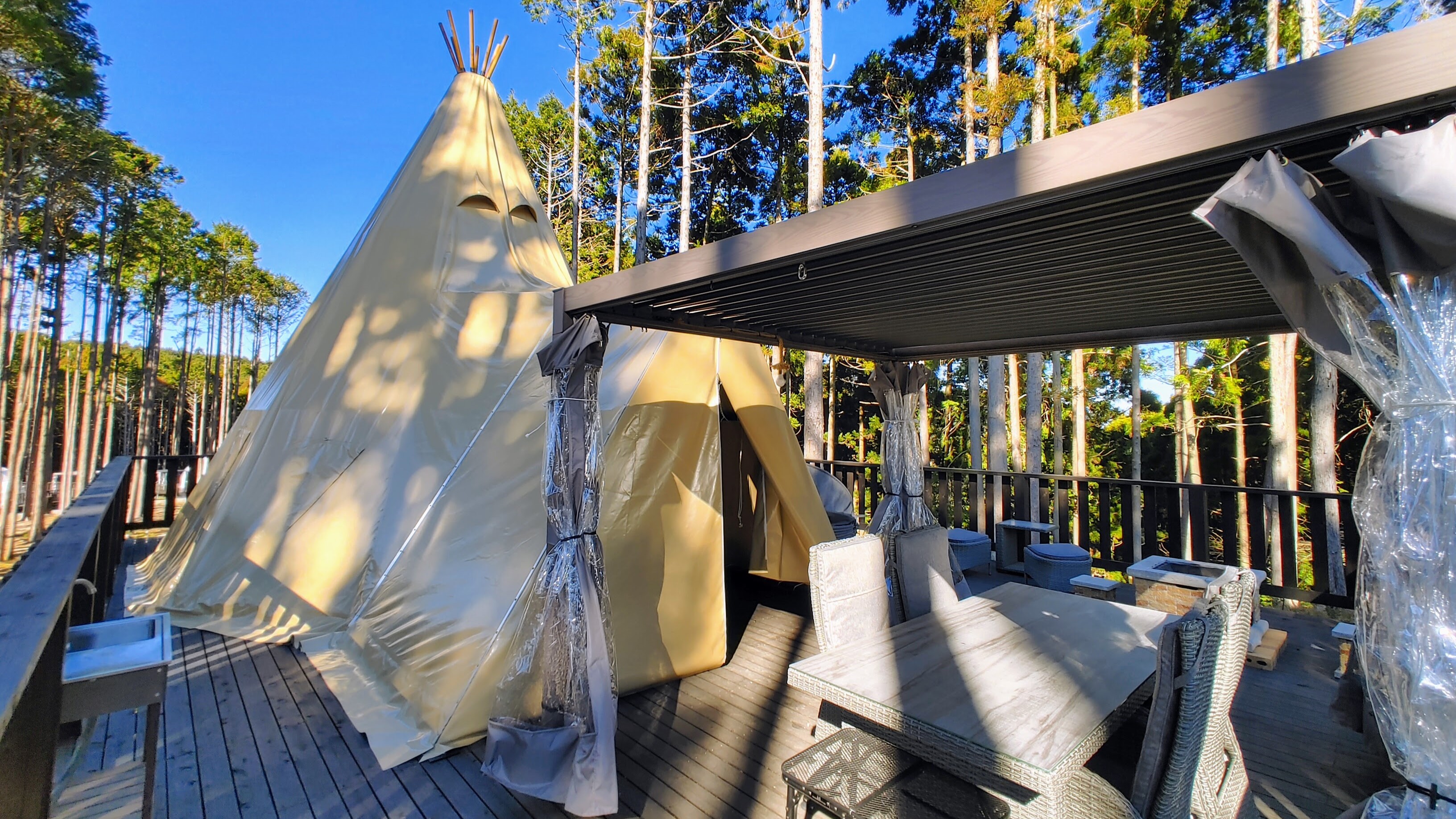 インディアン風ティピーテントは独特な形。高さは6mもある背の高いテントです（2階はありません）