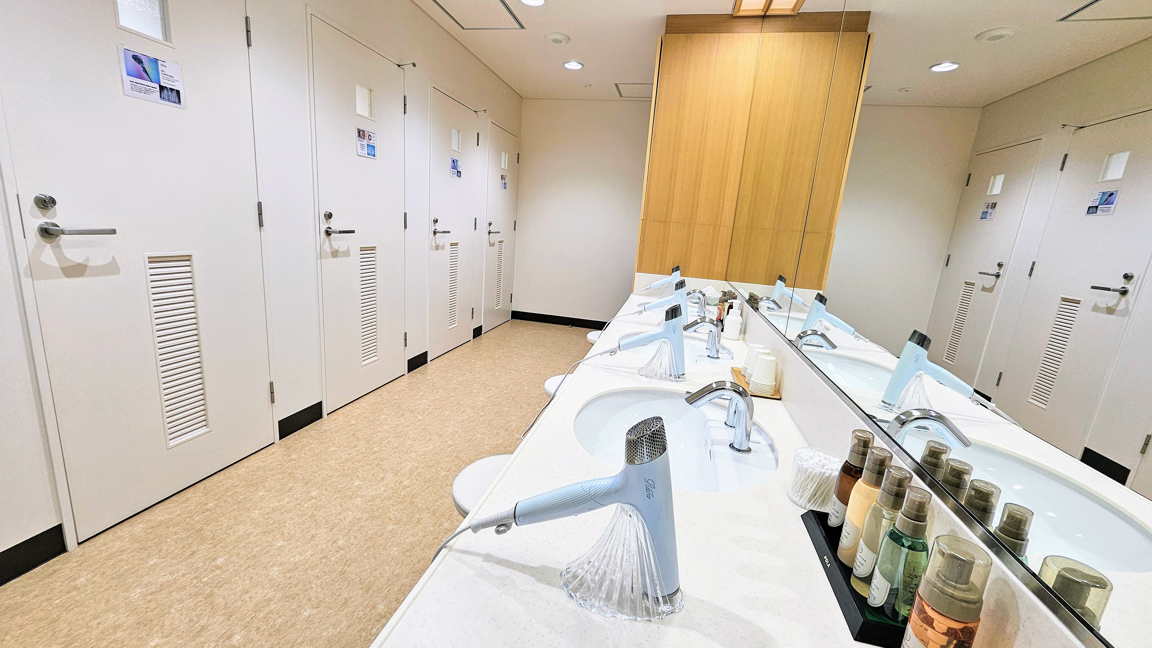 女性用パウダールームとシャワーブースの入口がわかる写真