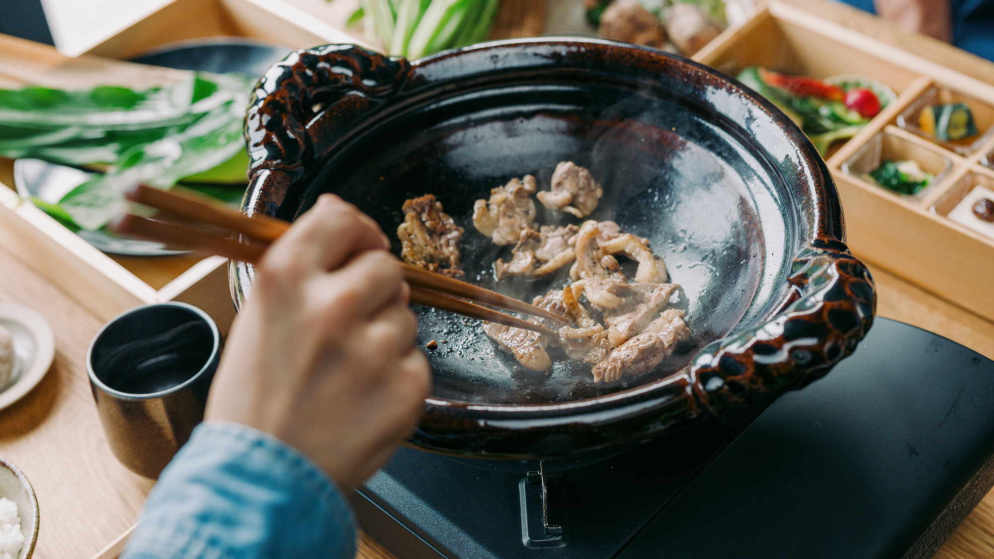 季節の鍋料理の食事風景