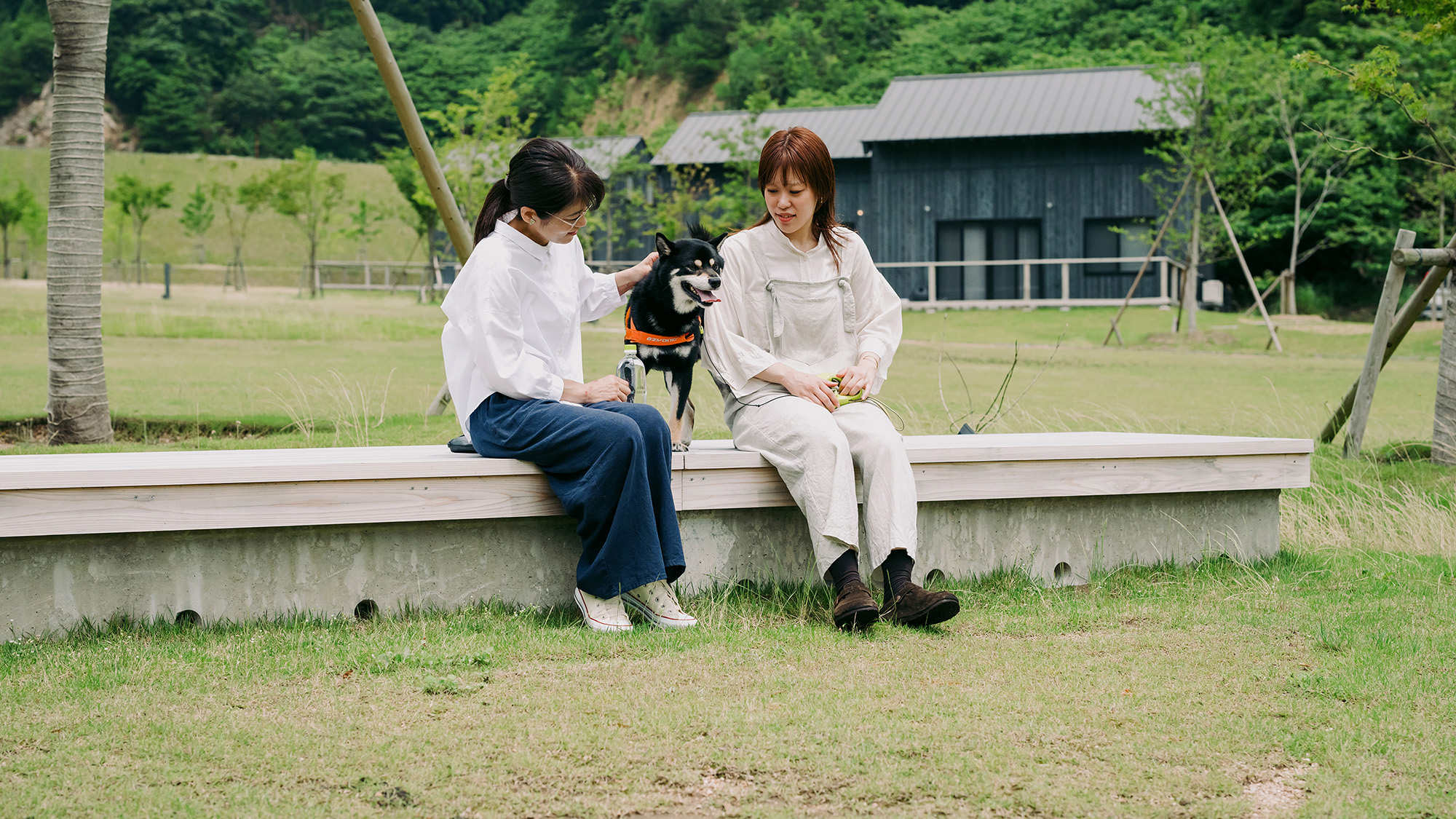 愛犬と共に広場で休憩する