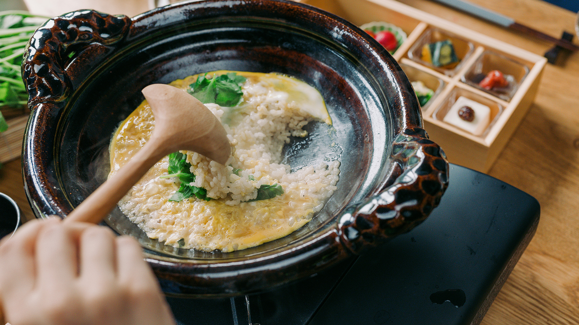 季節の鍋料理の食事風景