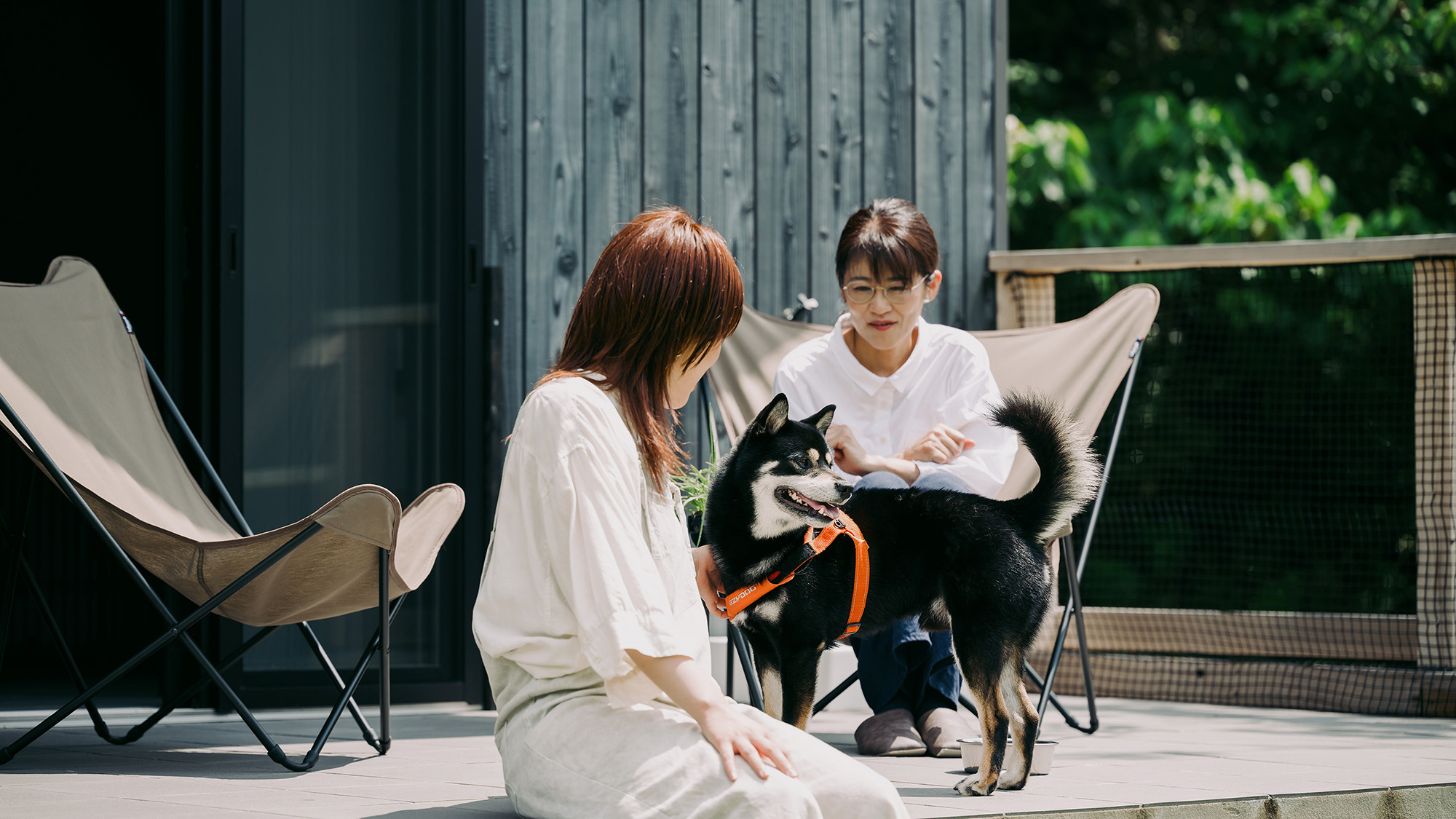 愛犬とテラスでのんびり過ごす