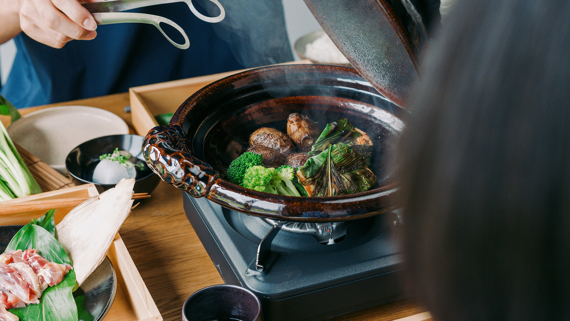 季節の鍋料理の食事風景