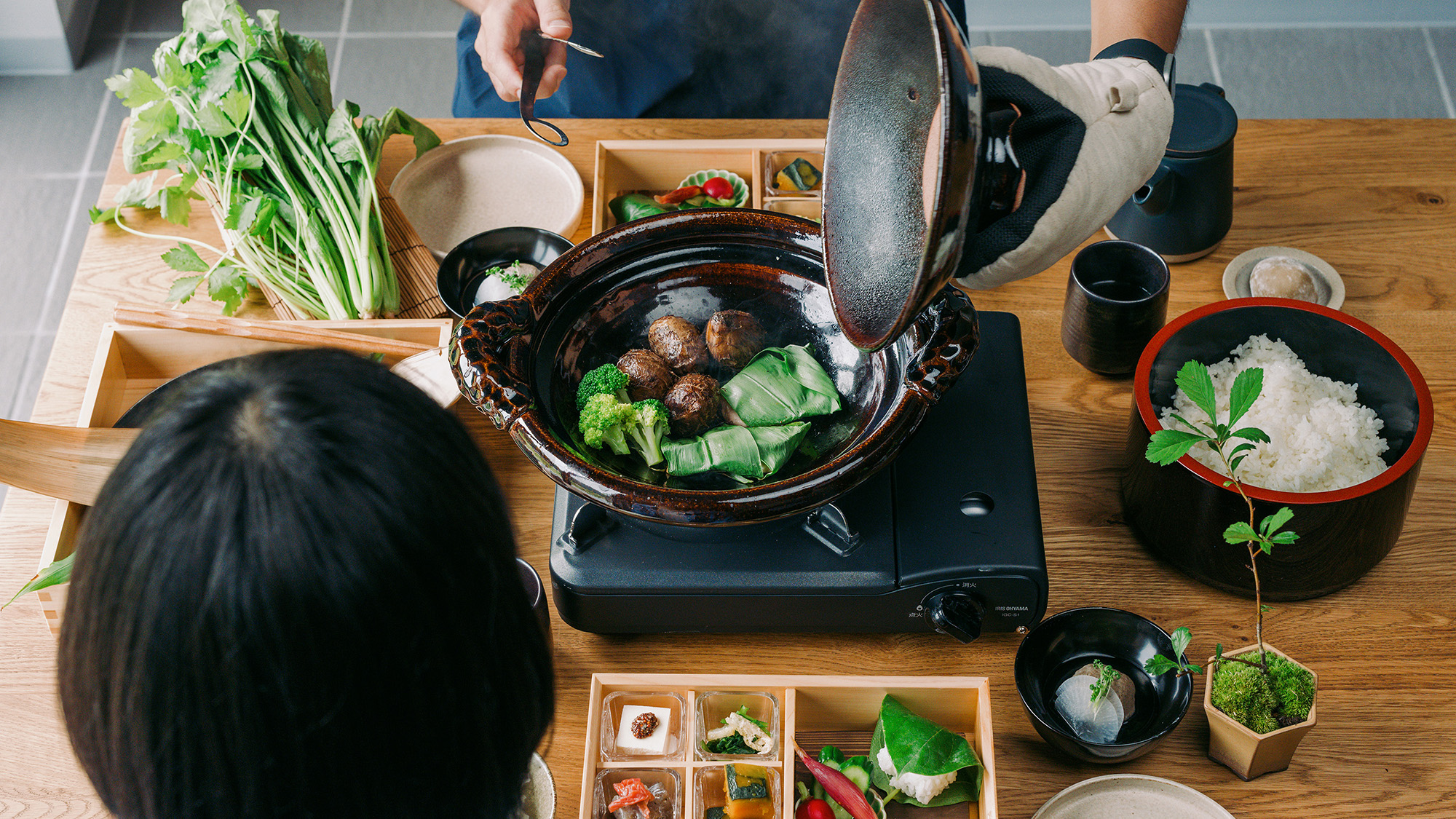 季節の鍋料理の食事風景