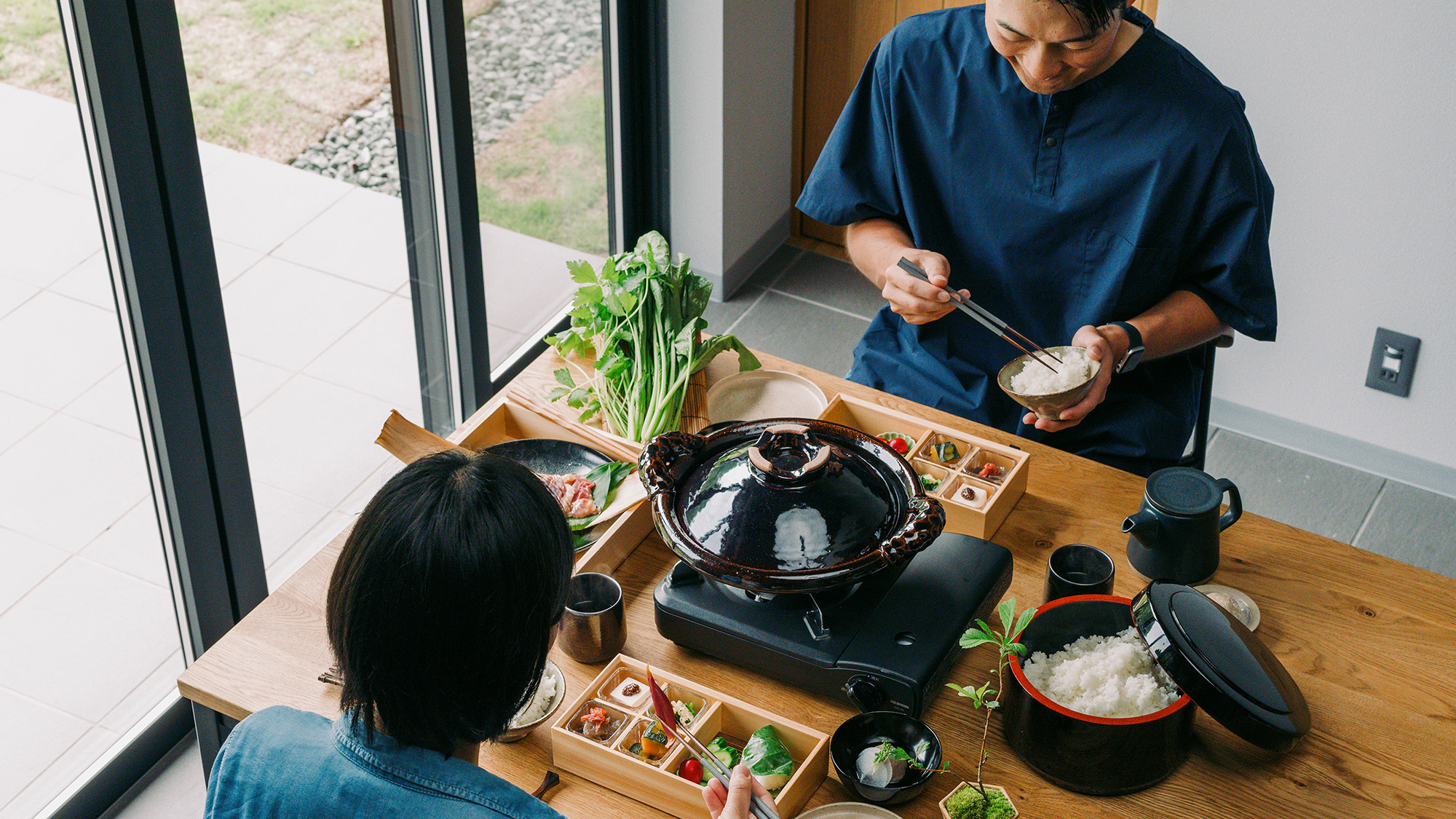 お部屋での食事風景