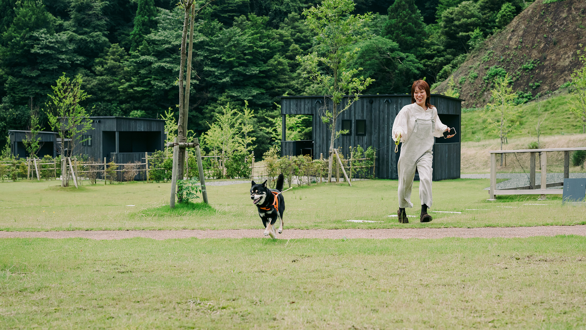 山に囲まれた広場を愛犬と駆け巡る