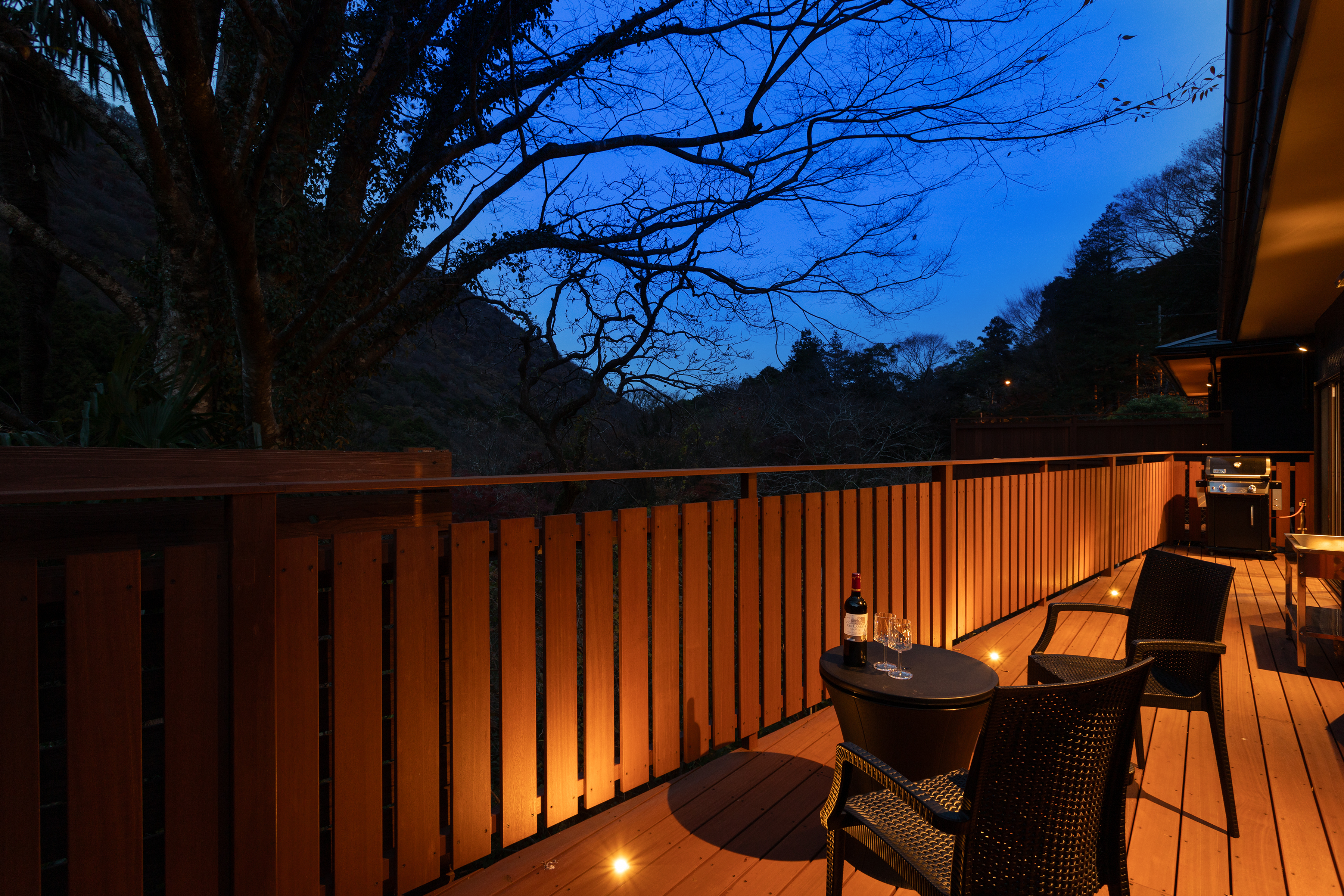 〔EAST〕ウッドデッキ