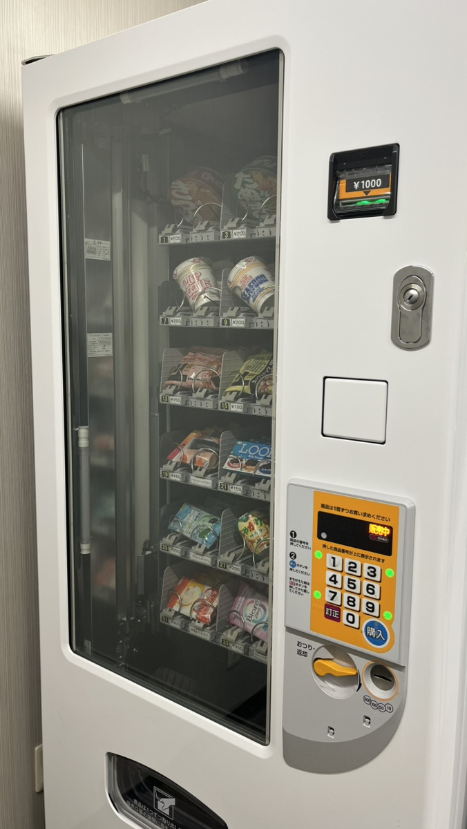 【5階共用スペース】インスタント食品やお菓子、メイク落とし等を自動販売機にてご用意しております