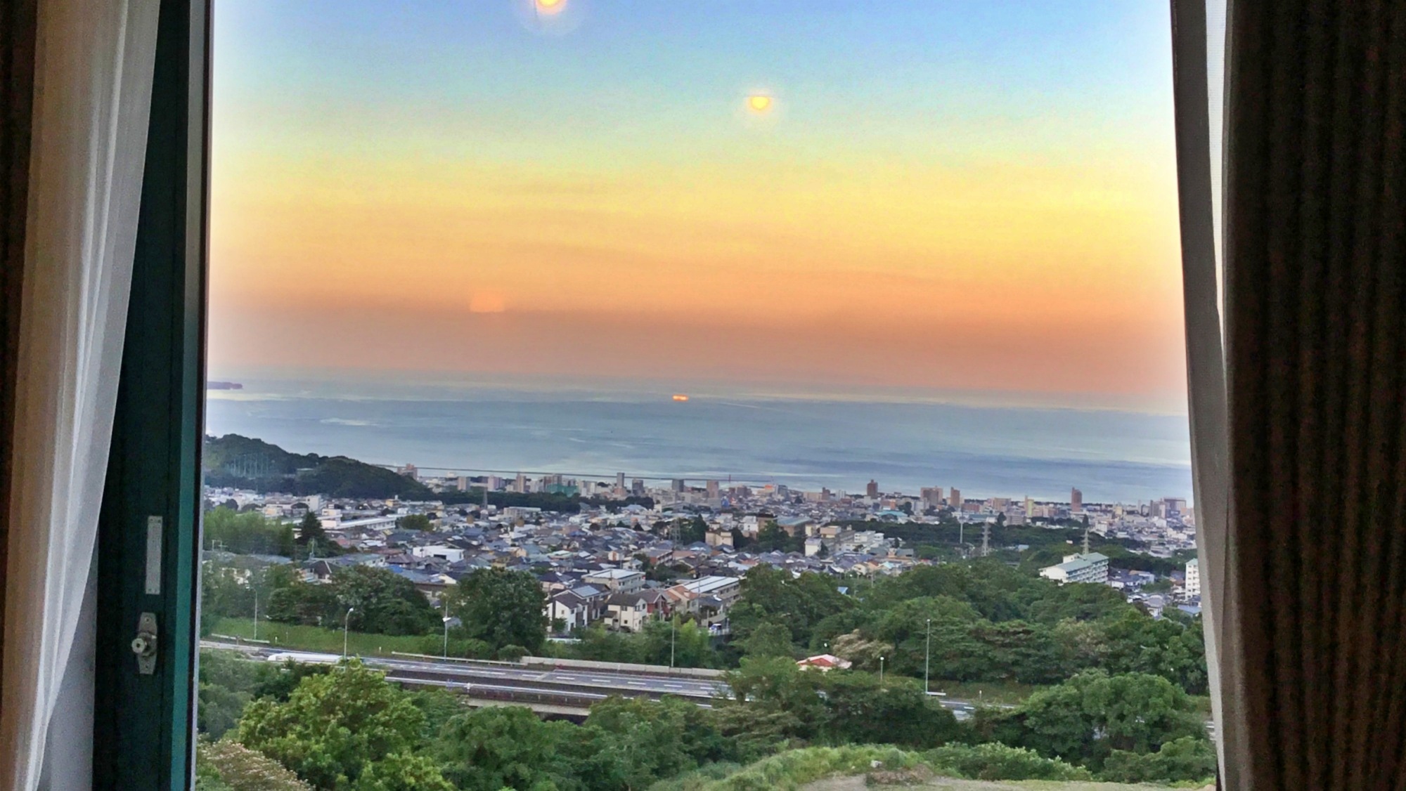 別府湾ビューのお部屋からは別府湾の絶景をお楽しみいただけます。