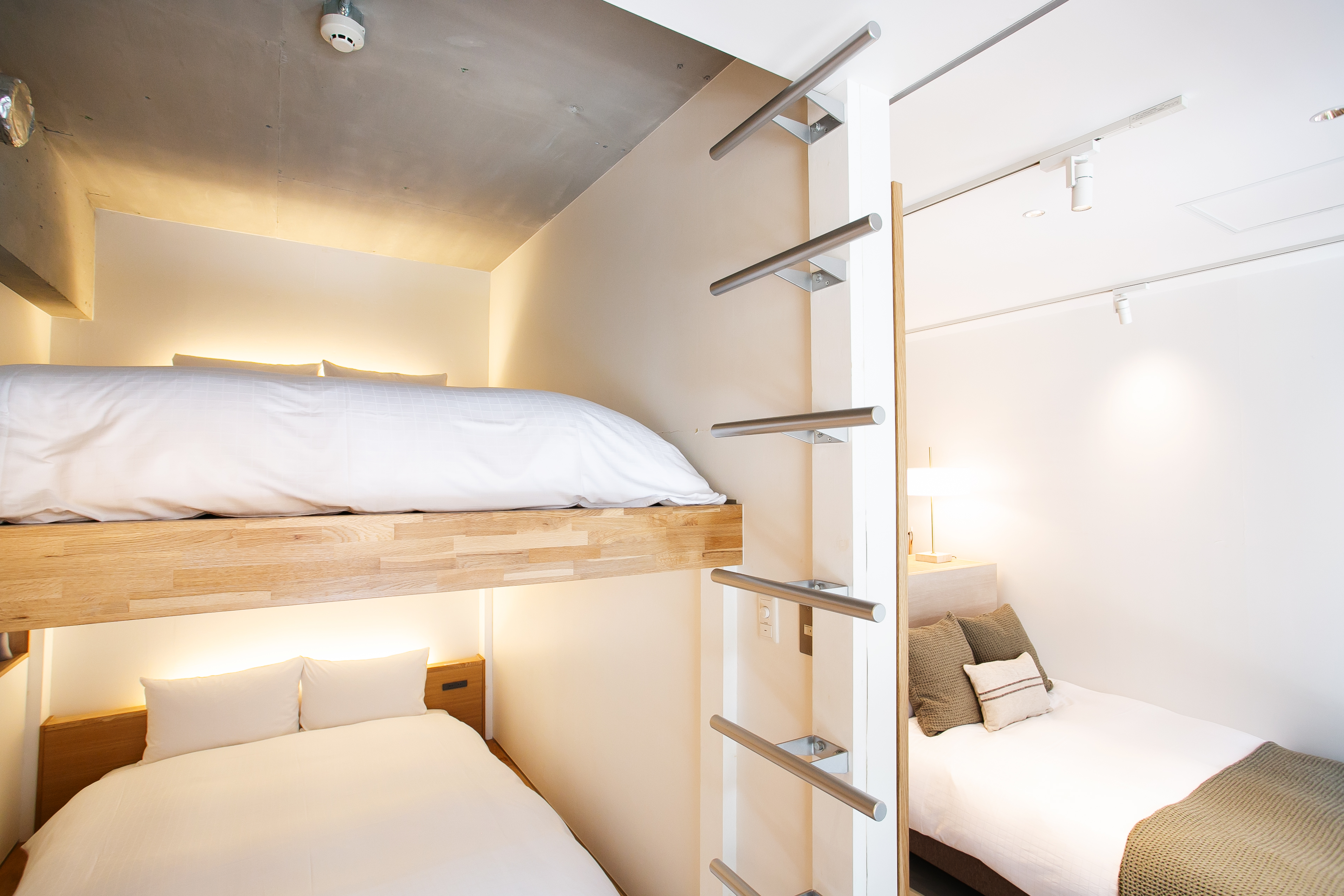 1F_2段ベッドとセミダブルベッド