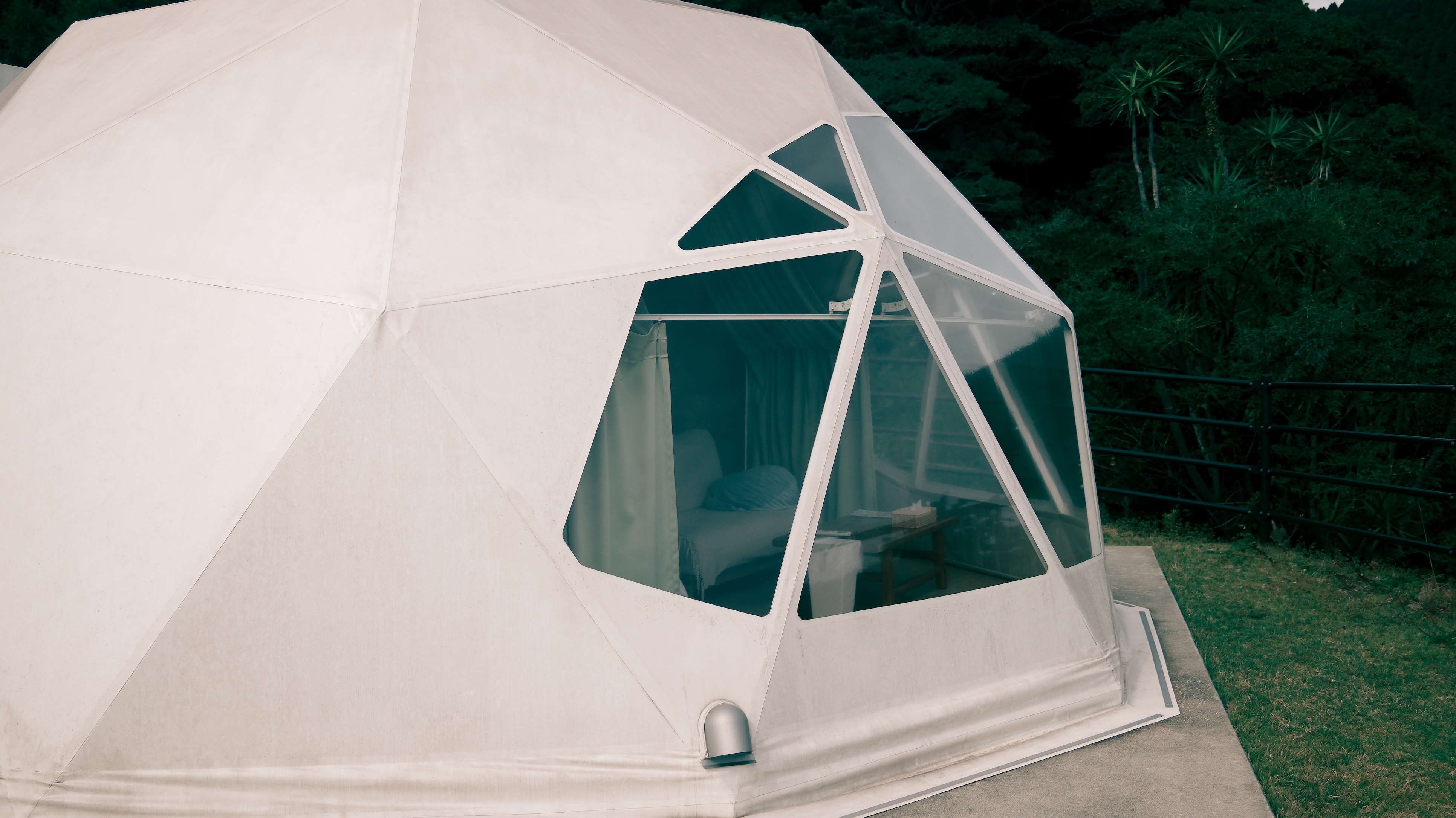 【DOME_8/9】裏の森は馬の通り道。朝は灯台の裏から昇る朝日が心地良いお部屋。