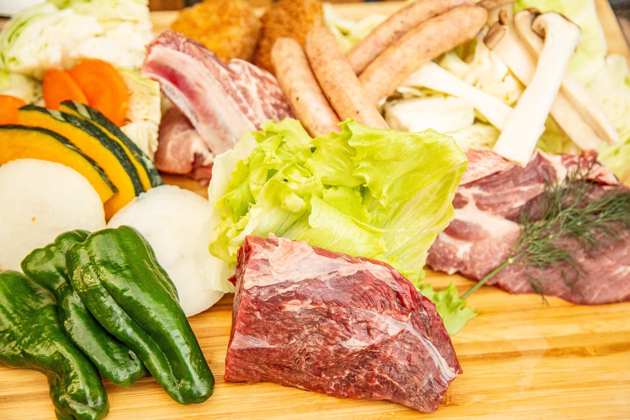 【地産地消BBQ♪】国産黒毛和牛もも×杜仲茶ポークスペアリブBBQ＋グランピングモーニング＜2食付＞