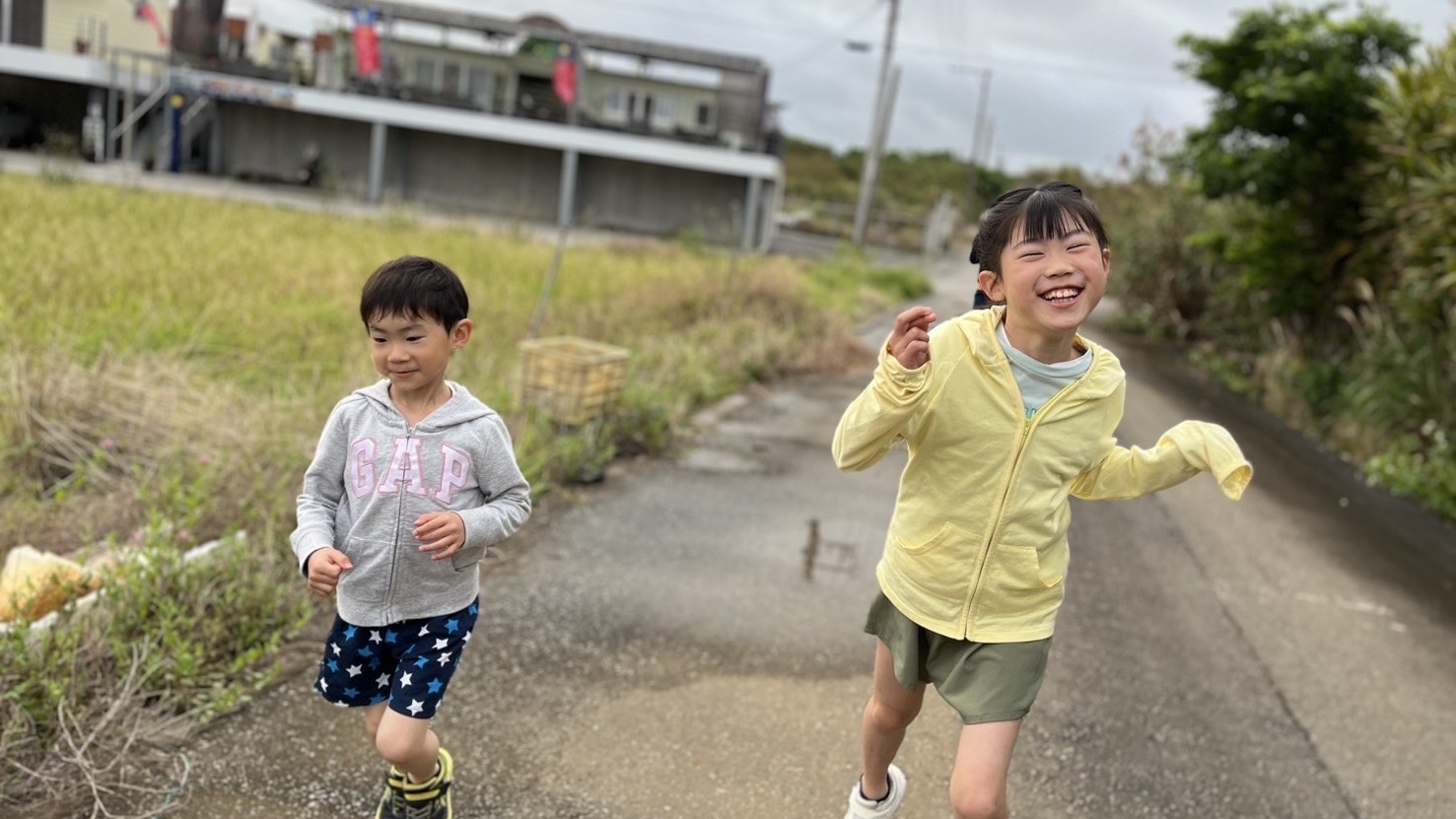 ホテル前のサトウキビ畑にて！