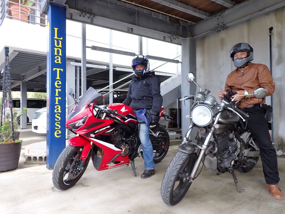 屋根付き車庫（バイクツーリング旅行）