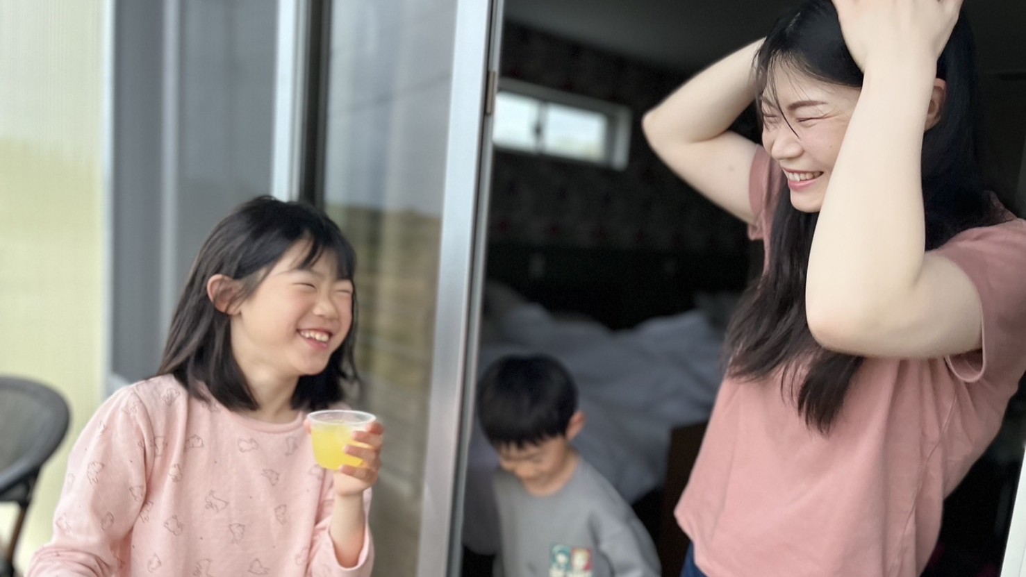 おはようございます！サトウキビ畑の前のベランダから！