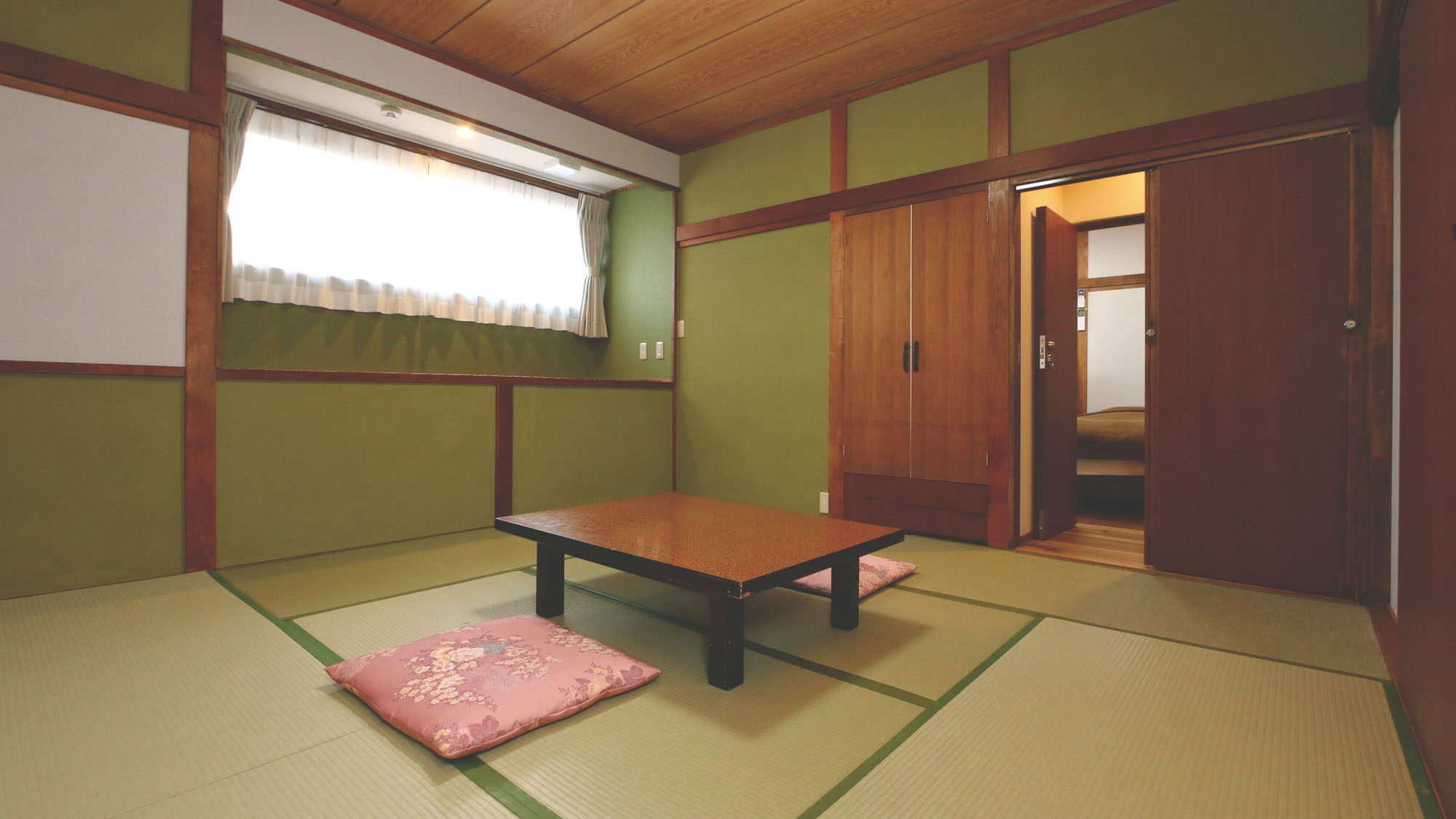 和洋室◆8畳和室にベッドルーム6畳のお部屋がございます