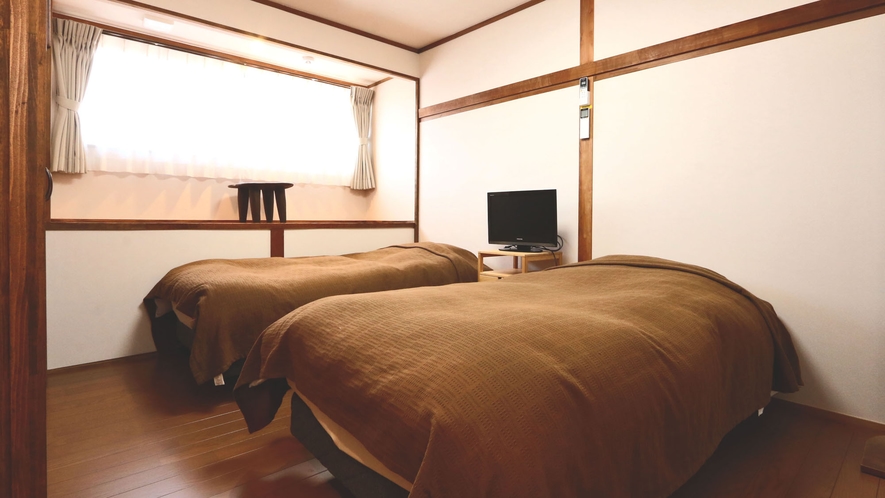 和洋室◆ベッド2台と布団を敷いて4名様までご利用可能