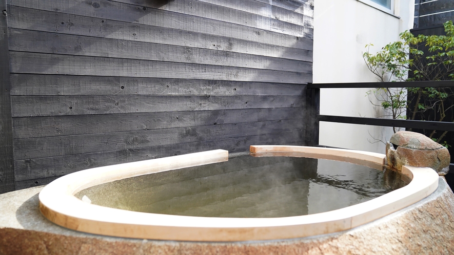 【寿ノ湯】［石風呂］ 開放的な露天風呂のひとつ、石風呂。