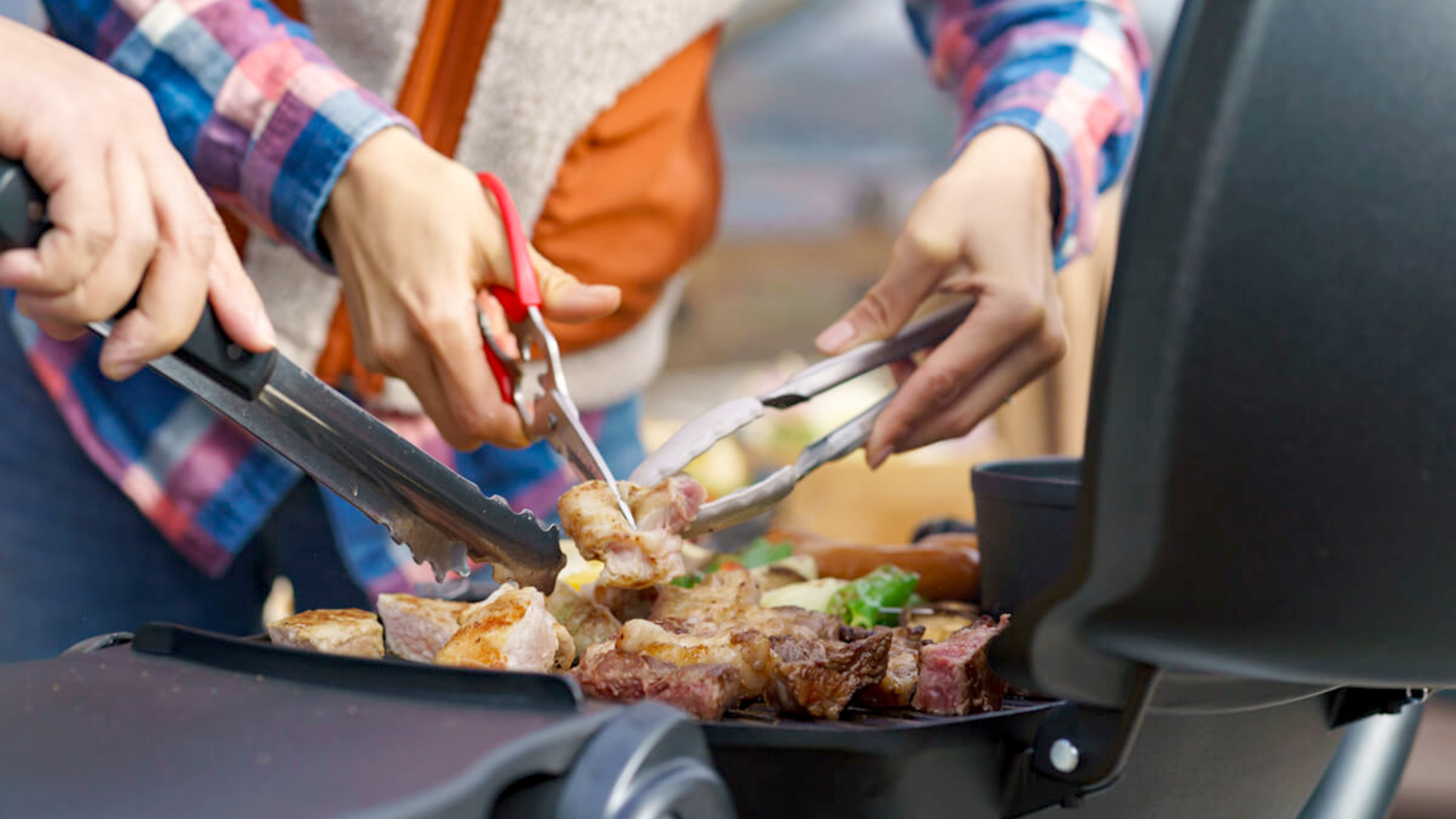 【BBQ】お肉はハサミを使って食べやすいサイズに調整を。