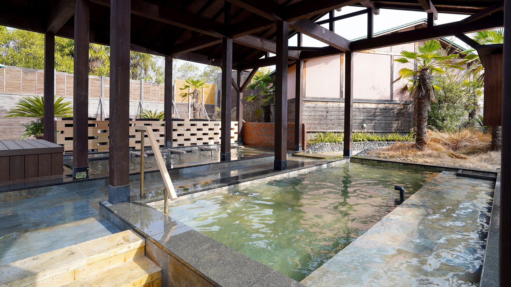 【宿泊特典】 寿ノ湯にある「7種の異なるお風呂」は、滞在中何度でも楽しめる♪