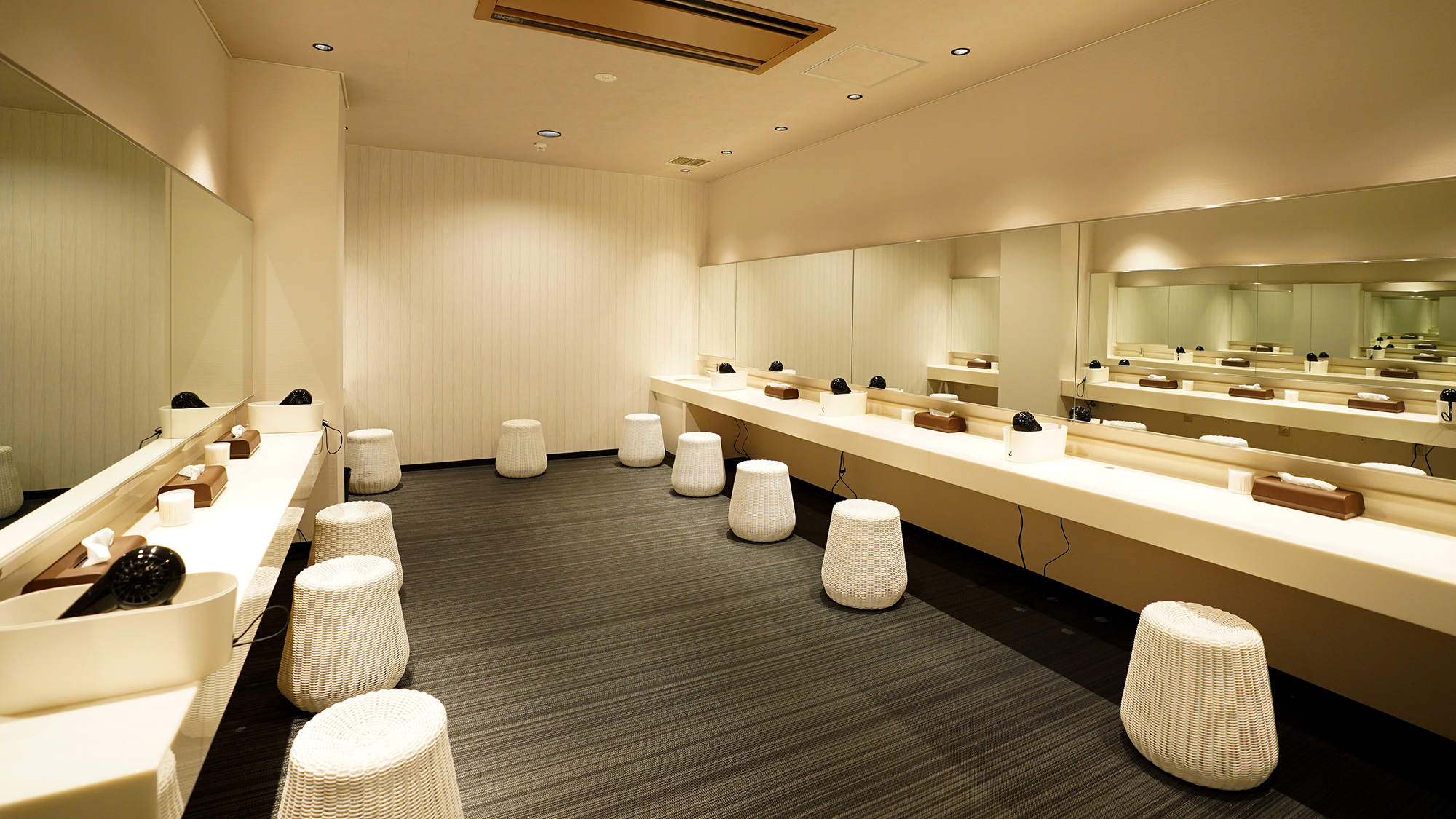 【寿ノ湯】［施設イメージ］ 髪を乾かすスペースは、ゆったりとした空間を設けてストレスフリーに。