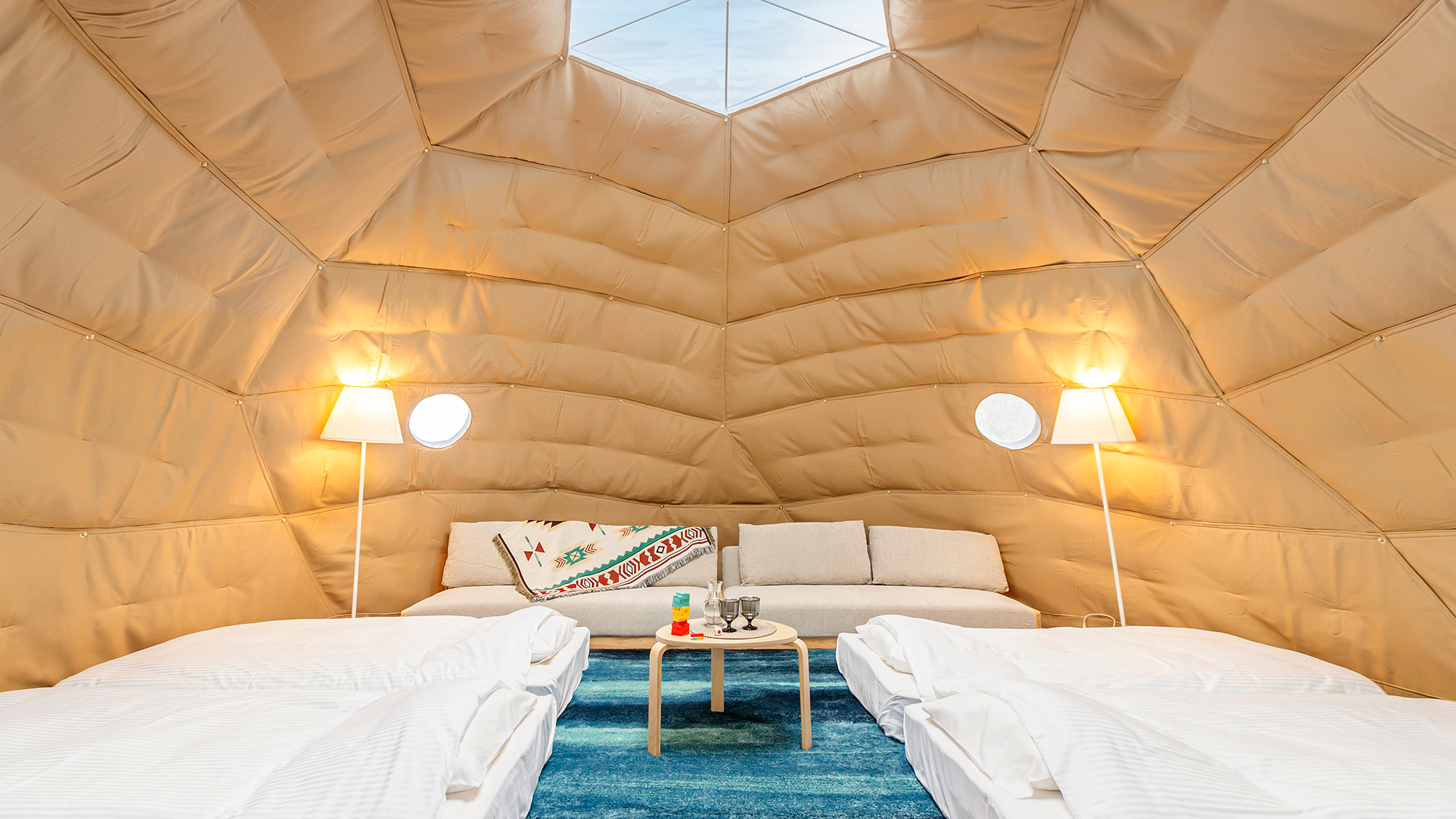 【ドーム型テント】 高い天井、広い空間。外界から隔てられた「秘密基地」のような内装に思わずワクワク♪