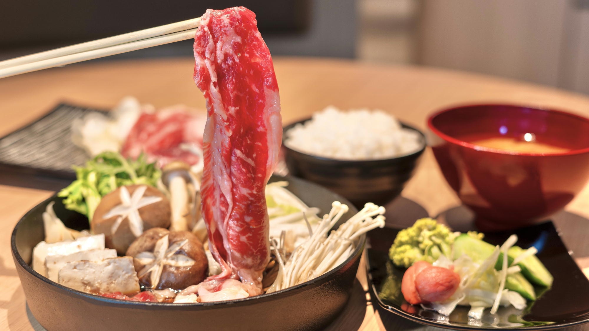 当館1階「すき焼きの店【華紋】」にて「上州牛のすき焼き」付き〜1泊夕食〜