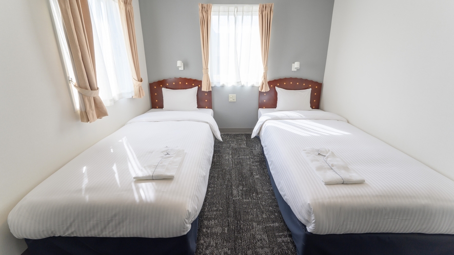 ツイン／シングルベッドが2台のシンプルで機能的なツインルーム。（客室一例）