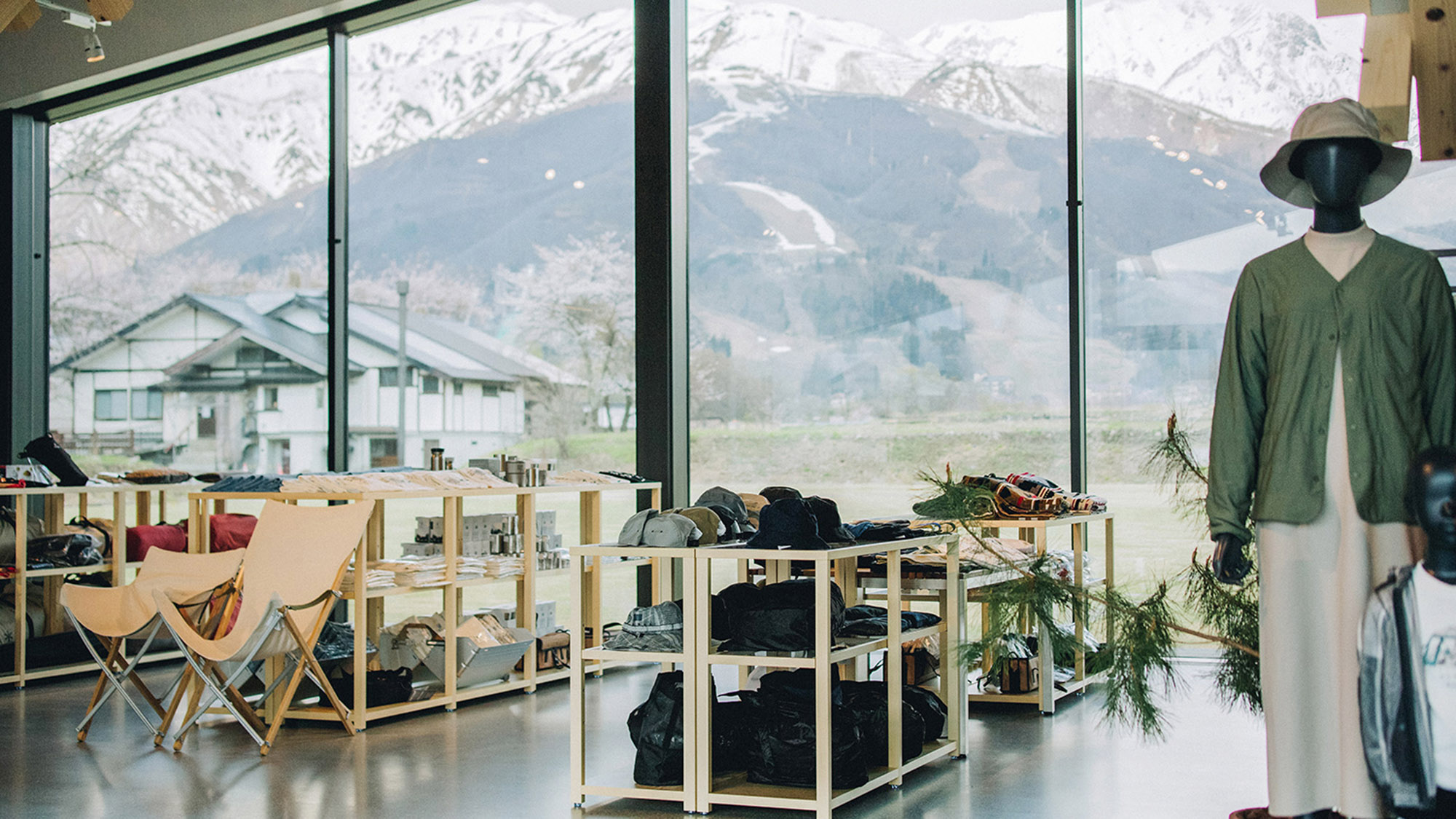 ・【ストア】長野エリアを中心とした地元特産品や地酒なども販売。旅の思い出にいかがでしょうか