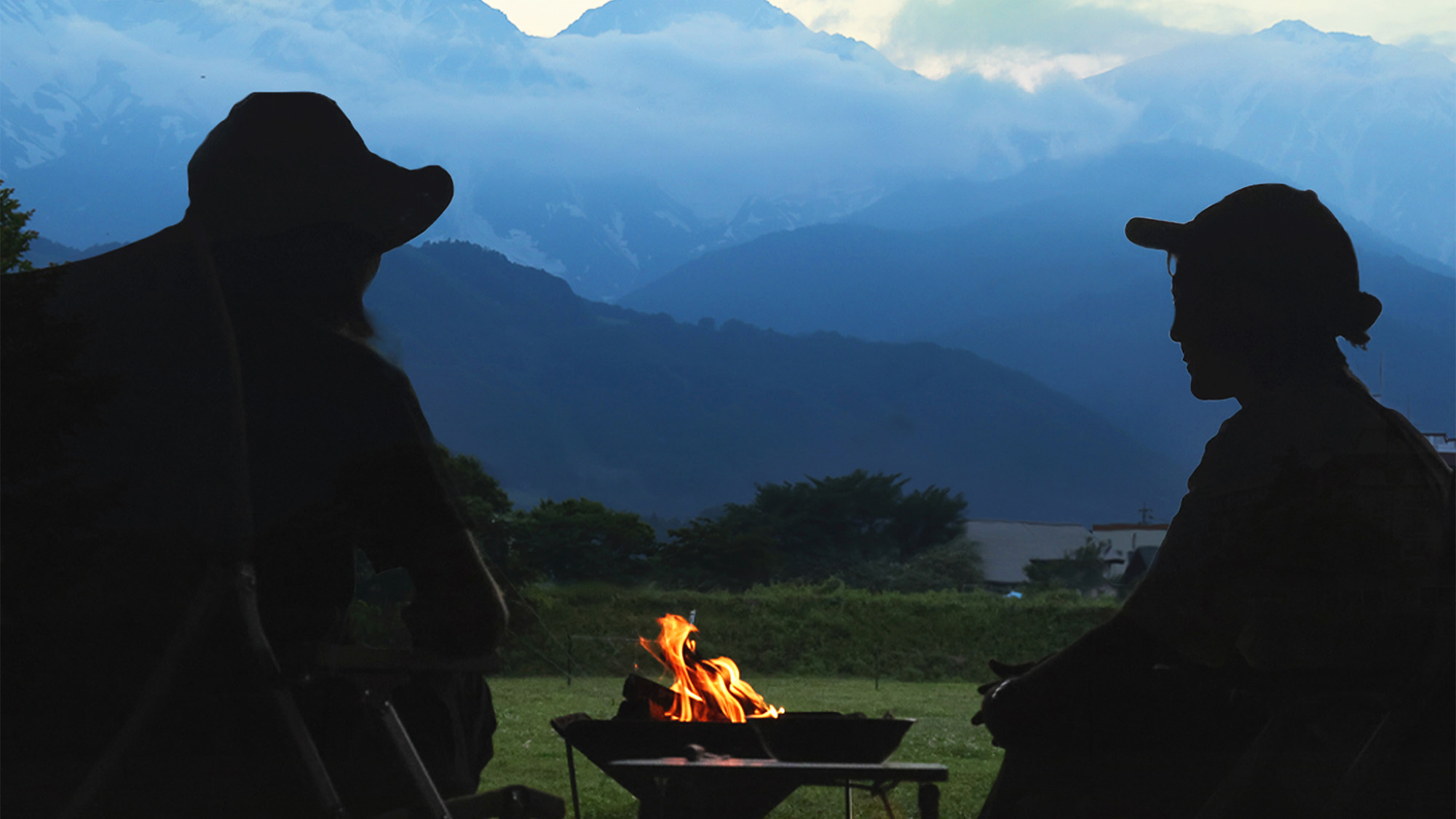 ・【焚火】炎の揺らめきと山の静けさに包まれて大自然のなかで火を囲む心ほどけるひととき