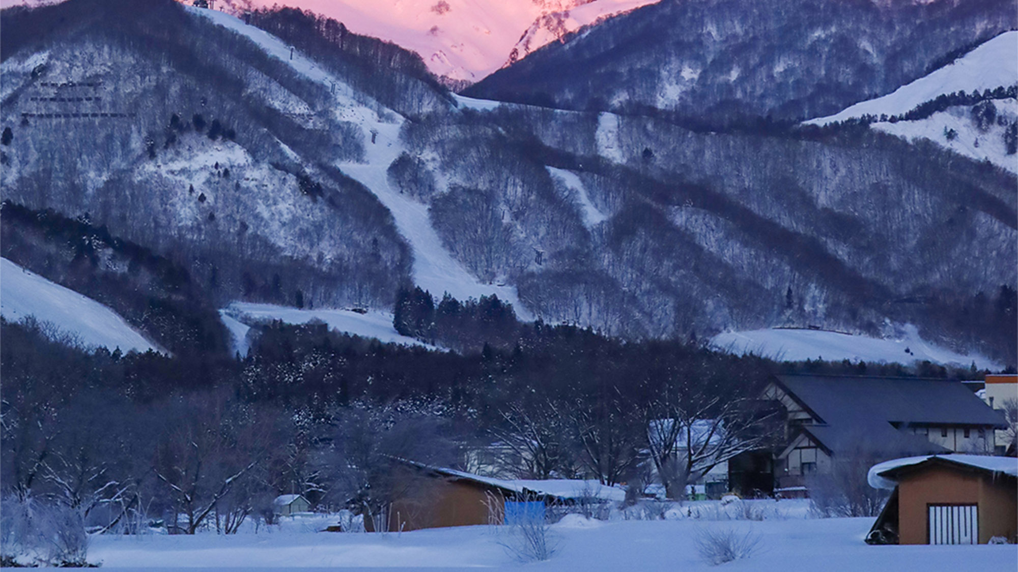 ・【外観】冬の魔法にかかる場所　時間とともに変わる雪山の表情がロマンチックな時を演出します