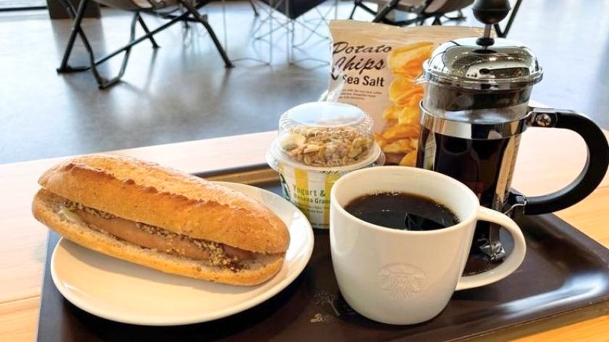 ・【朝食】スターバックスの朝食セット。目覚めの一杯をどうぞ♪