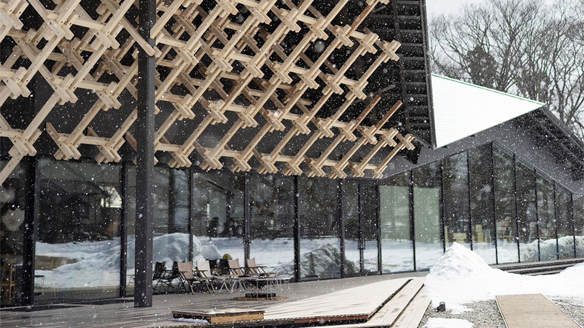 ・【外観】雪化粧をまとった当館　印象的な天井部分の木組みは雪の結晶をイメージしています