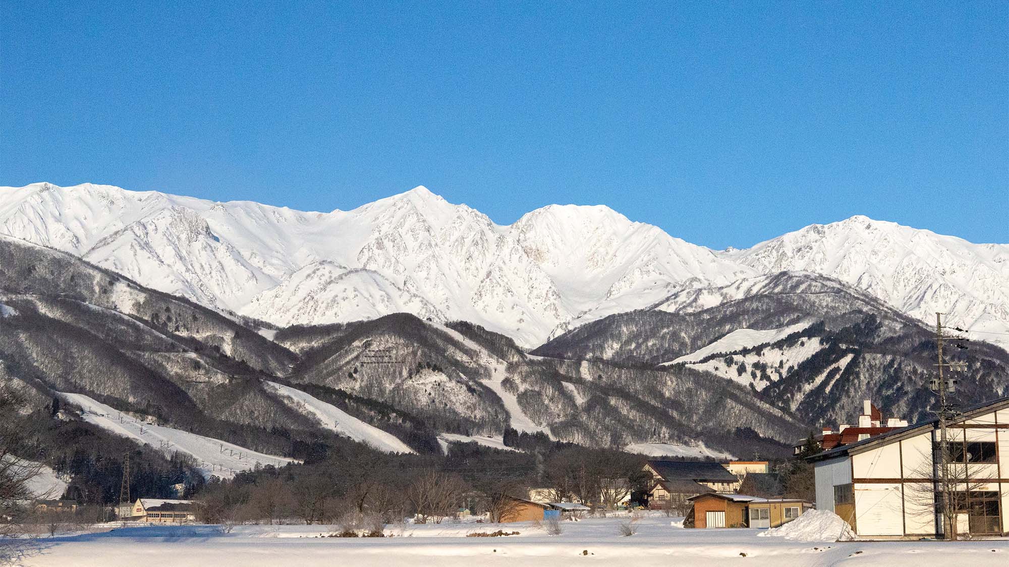 ・【外観】息をのむ絶景　雪山のパノラマビューを独り占めできる当館で心ゆくまで非日常を味わう