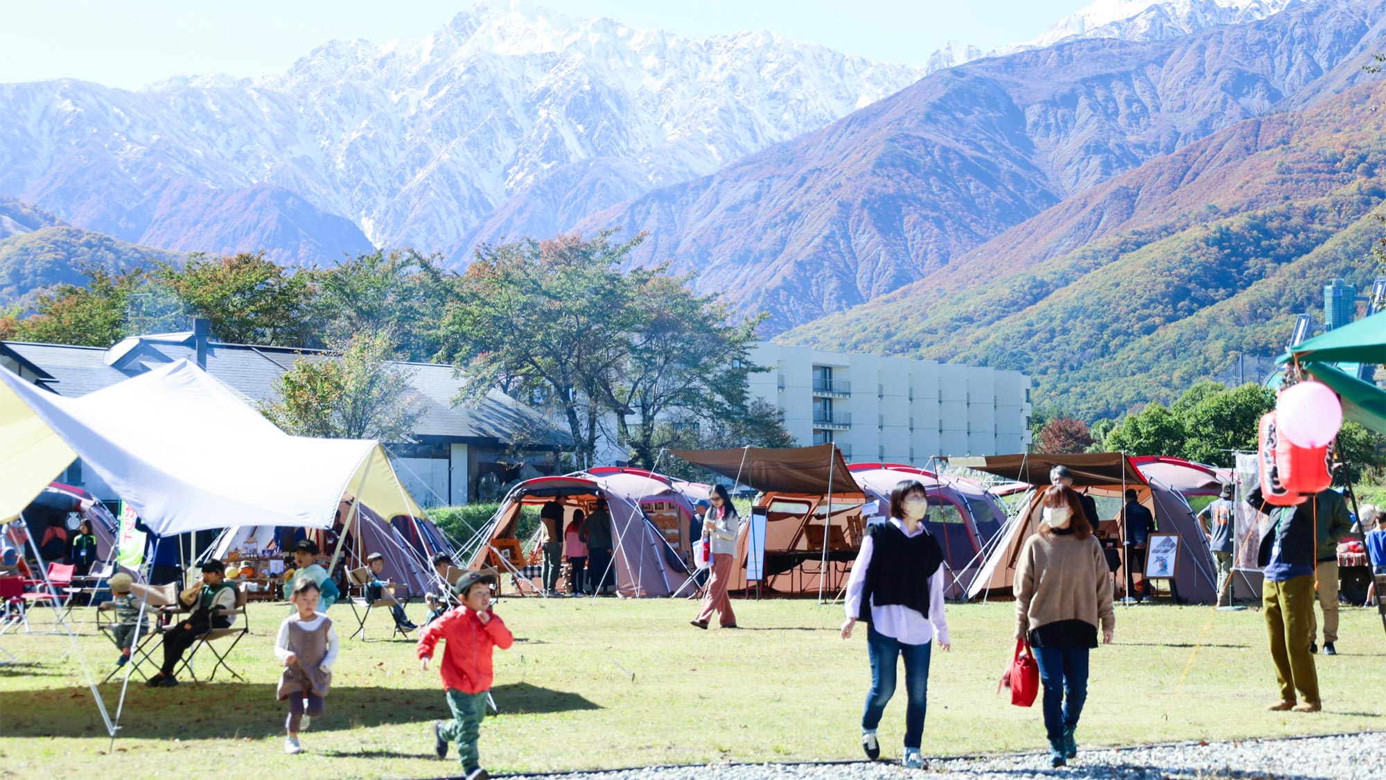 ・【芝生エリア・グループ貸切】スノーピークランドステーション白馬の広大な「芝生エリア」を贅沢に独占