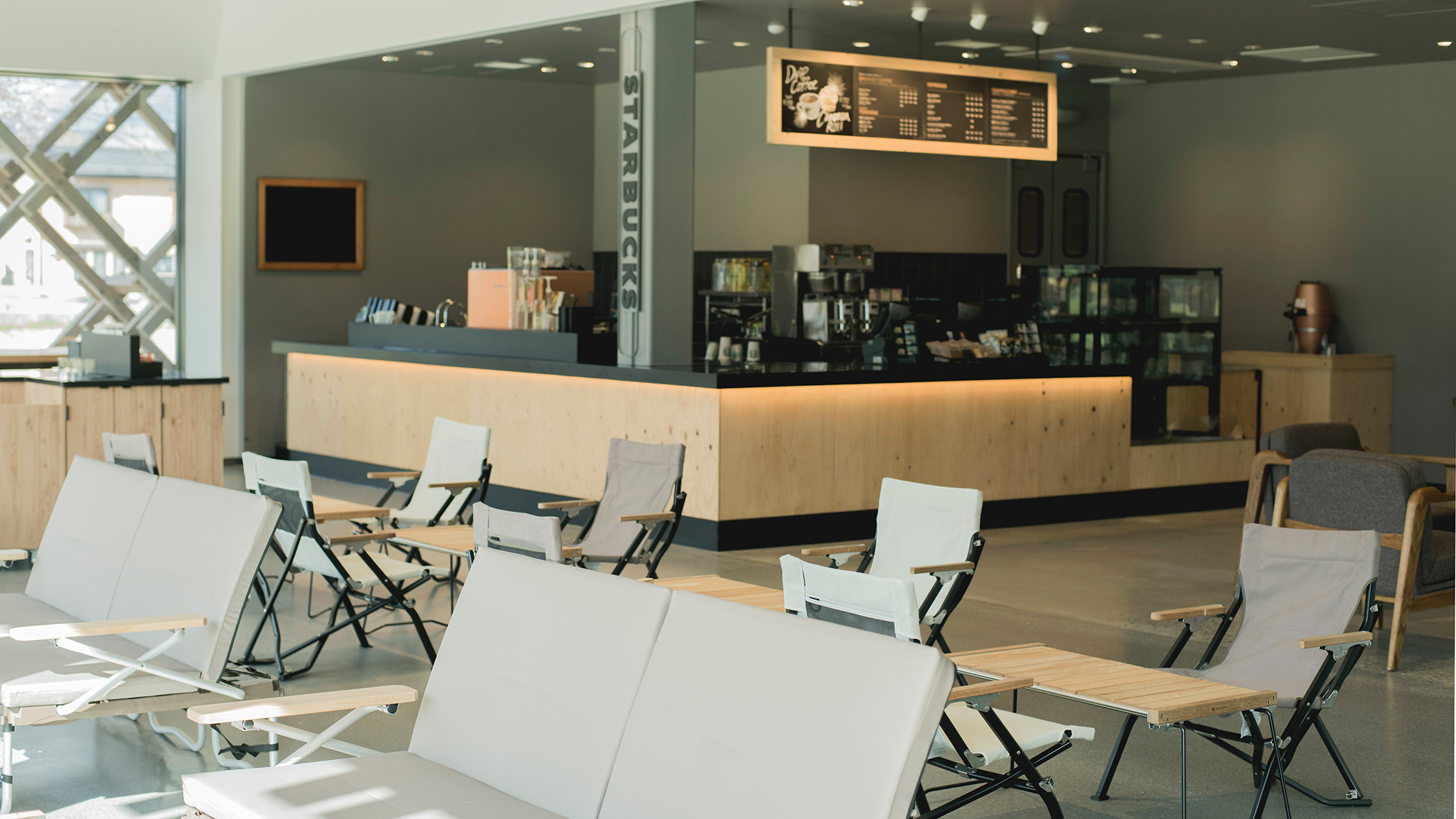 ・【施設設備】館内にスターバックスコーヒーがございます。明るい空間でお寛ぎください