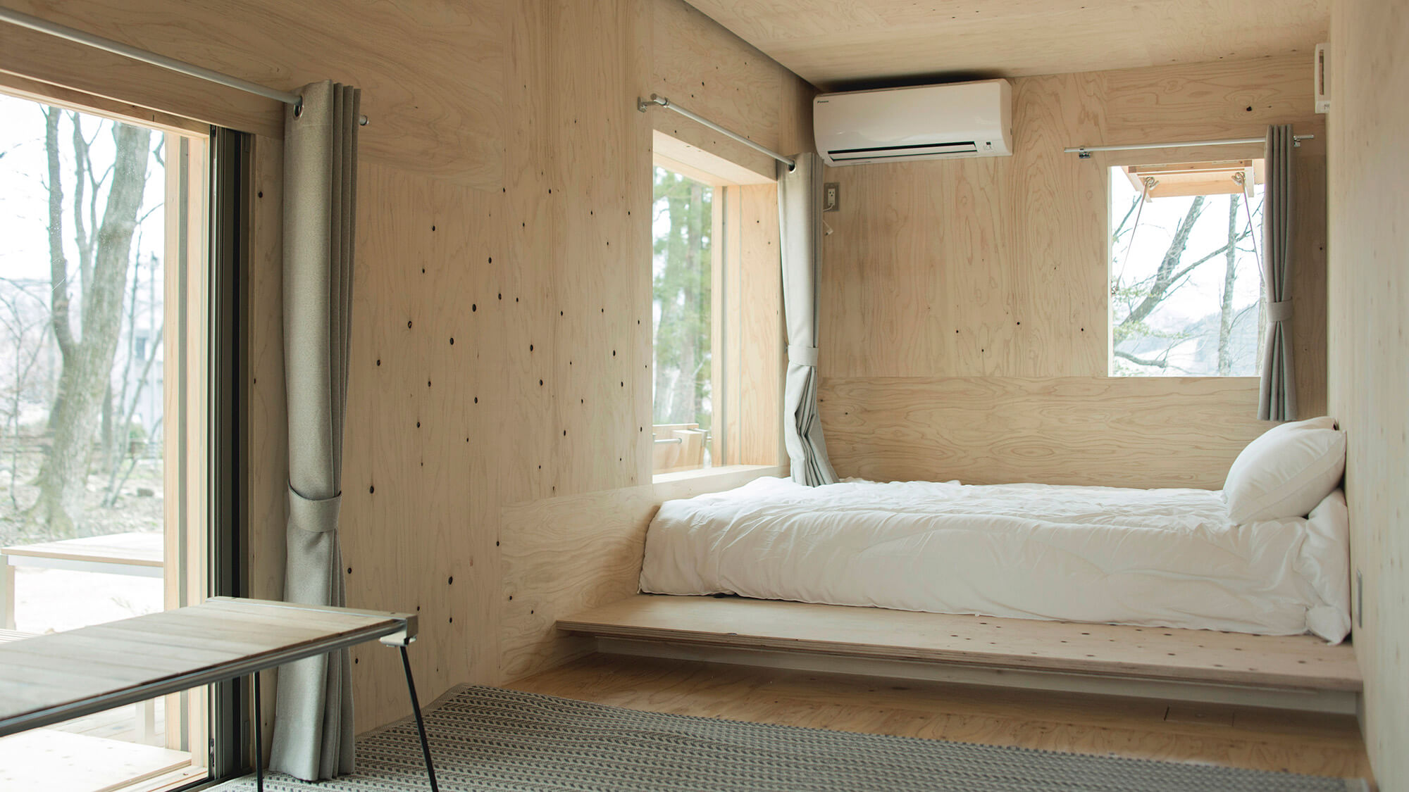 ・【住箱ーJYUBAKOー】冷暖房完備。寝具はダブルベッド1台とシュラフ（寝袋）利用になります