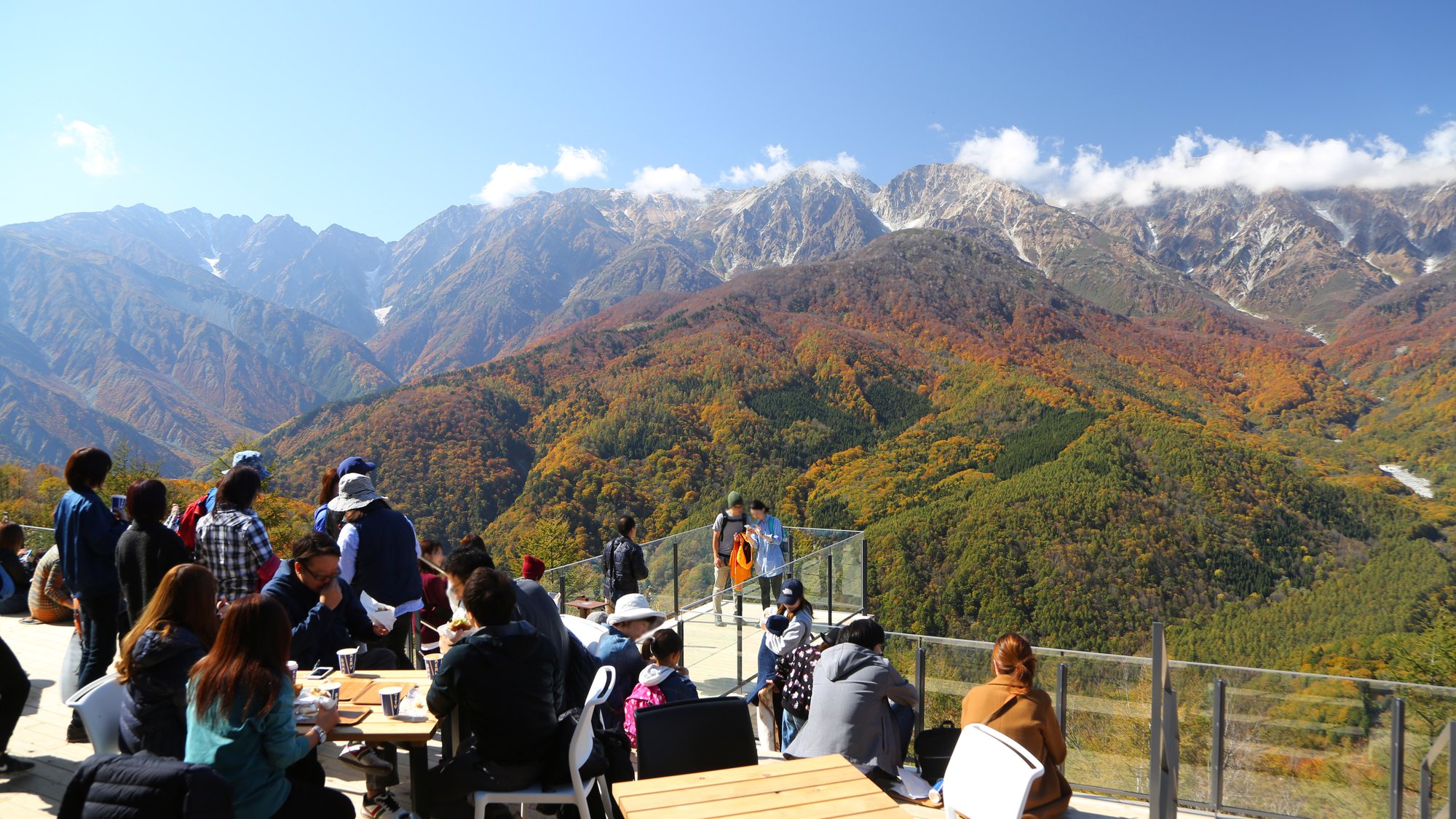 ・【白馬岩岳マウンテンハーバー／秋】ひんやりとした風と温かいコーヒー。秋色の山を眺める贅沢な時間