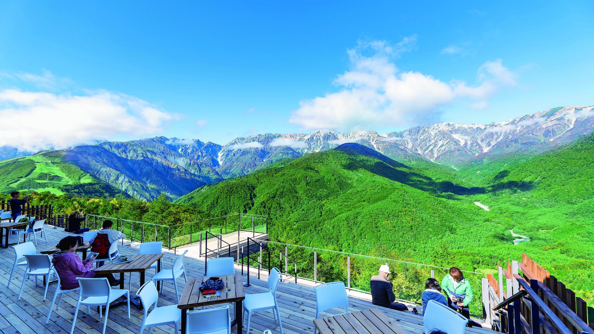 ・【白馬岩岳マウンテンハーバー／夏】山々の緑と青い空に囲まれて、絶景テラスで登山の疲れも吹き飛びます