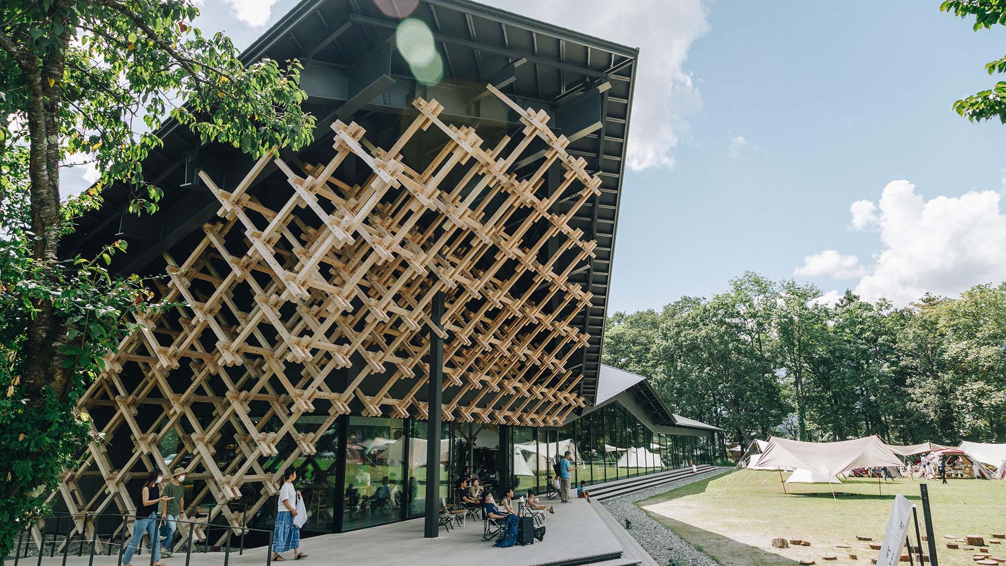 ・【外観】天然素材を生かした自然と調和する外観・内装は、世界的な建築家、隈研吾氏によるデザインです