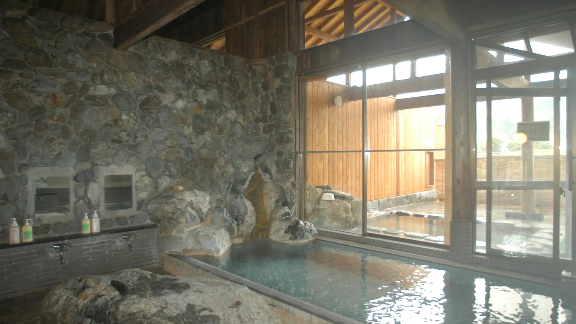 ・【白馬八方温泉 みみずくの湯】内湯・露天風呂があり、ゆっくりと疲れを癒していただけます